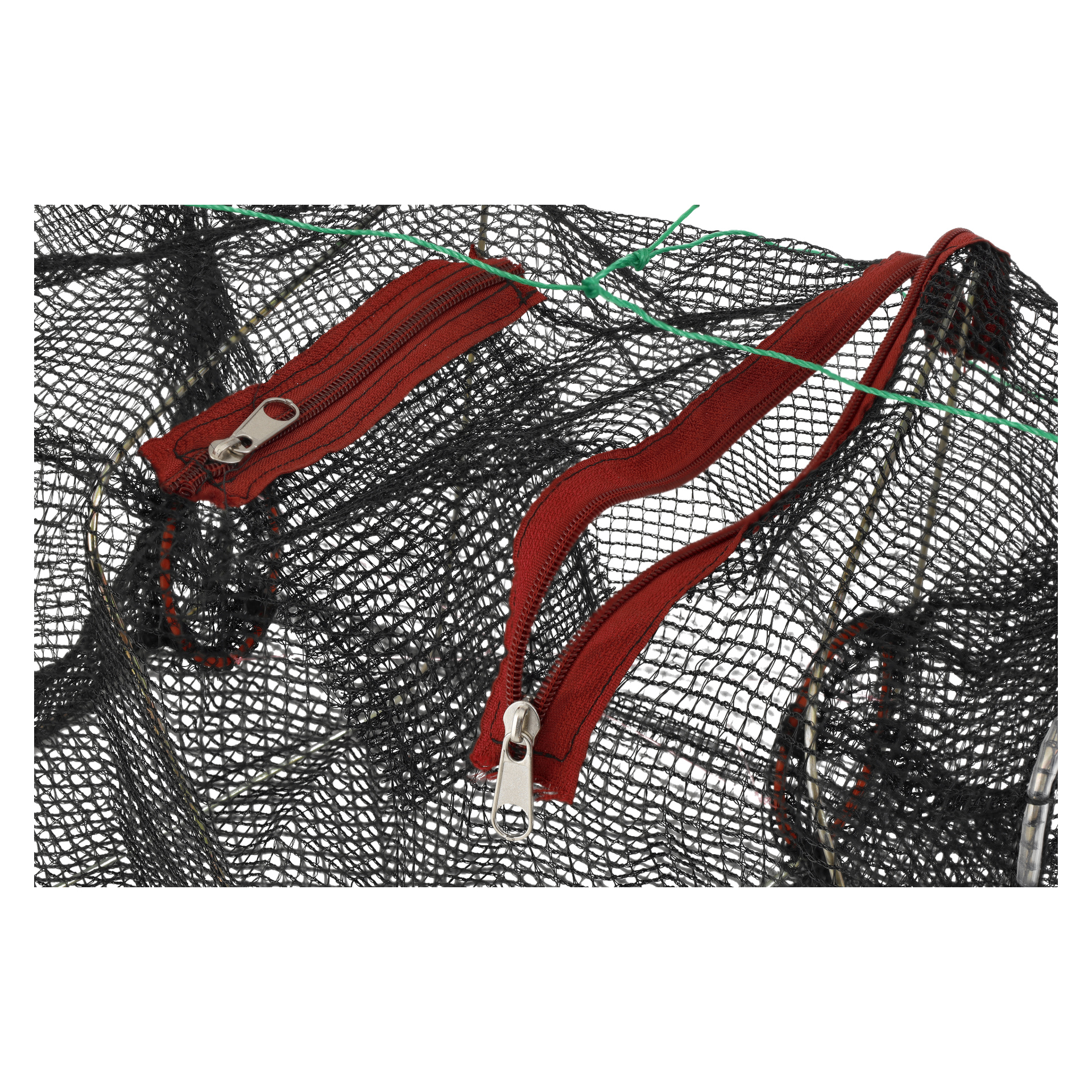 Detaljerad vy av Kayoba Crayfish-fällan som visar svart nät, två röda dragkedjor som är lite öppna och en grön tråd trådad över ytan.