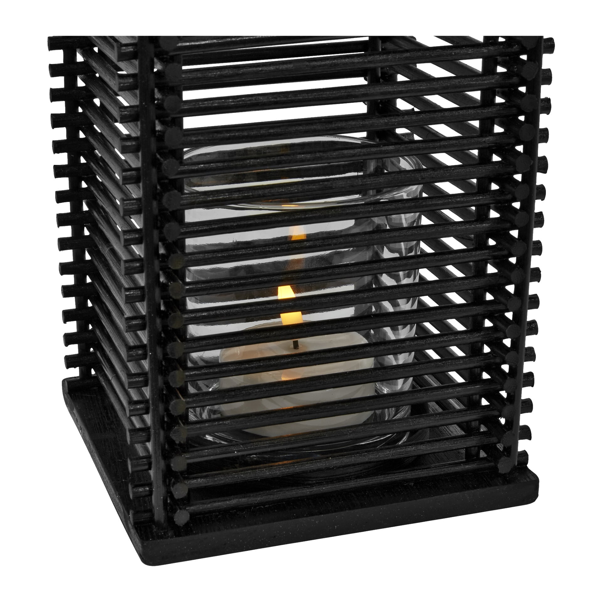 Ett Menuett LED-flamme-teljus från Large Tealight 2 Pack sitter i en glashållare inne i en fyrkantig svart lykta gjord av horisontella trälameller, med det fladdrande ljuset som lyser genom springorna.