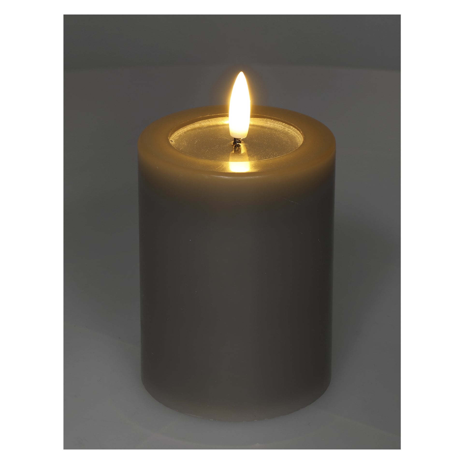 Eine einzelne Menuett-Säulenkerze mit flackernder LED-Flamme ist auf einer ebenen Fläche vor einem schlichten Hintergrund platziert.