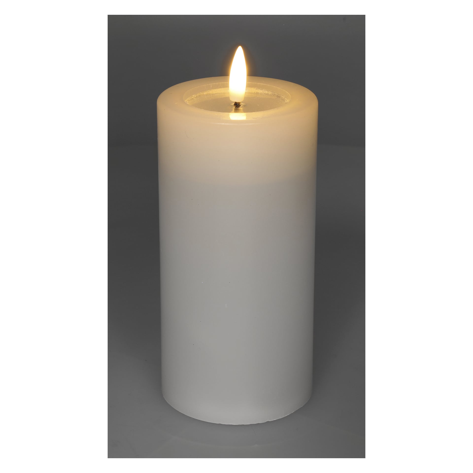 Ett pelarljus med en fladdrande LED-låga av Menuett står upprätt på en plan yta och lyser med ett livfullt gult ljus. Bakgrunden är enkel grå.