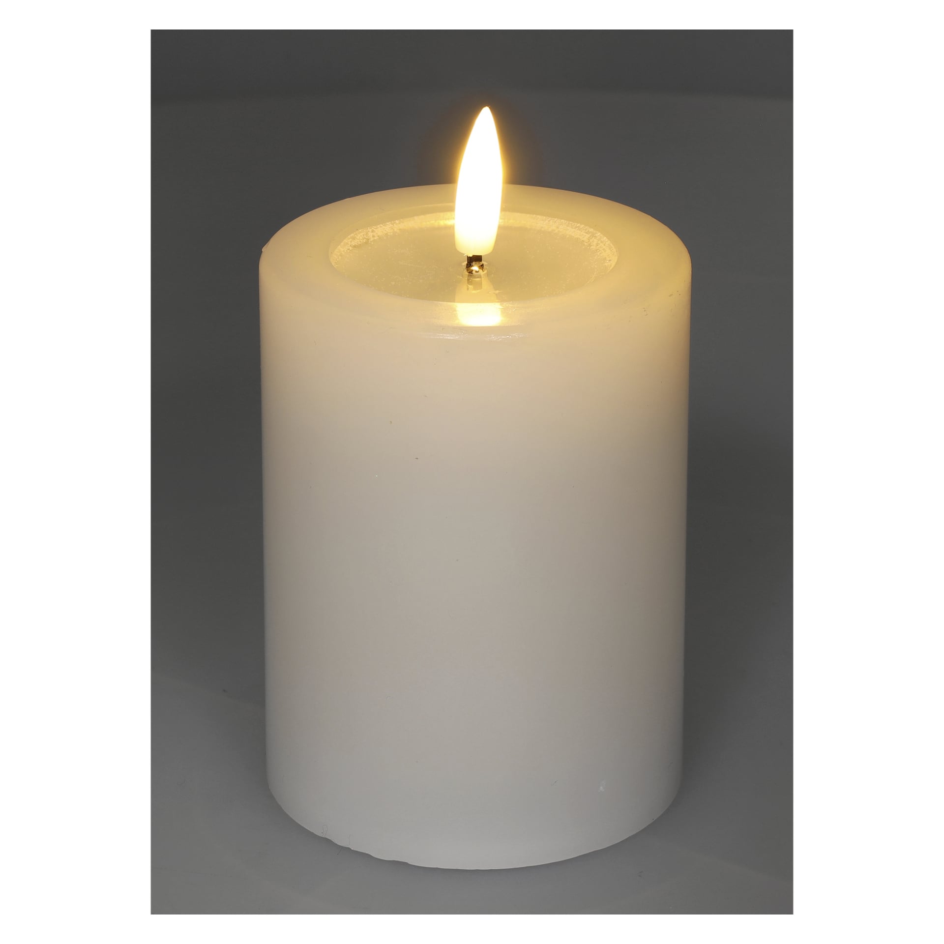Et enkelt Menuett Pillar-lys med en flakkende LED-flamme står foran. Voksen har en glatt finish, og flammeeffekten gir et jevnt skjær.