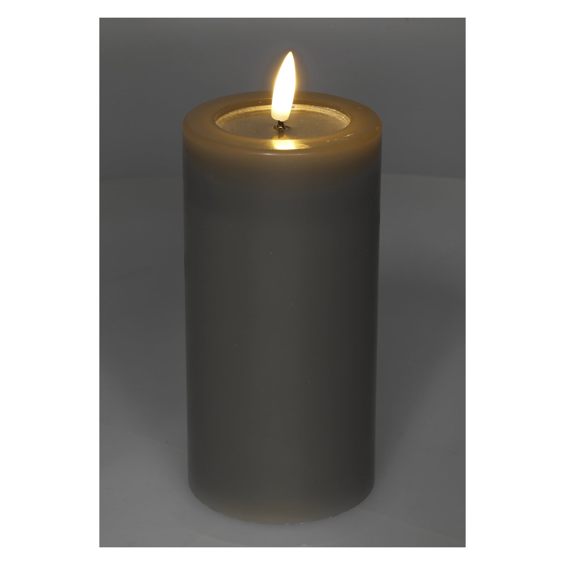 Ett enda Menuett Pillar Candle med en fladdrande LED-låga står upprätt på en plan yta och avger ett varmt gul-orange sken. Bakgrunden är enkel grå.