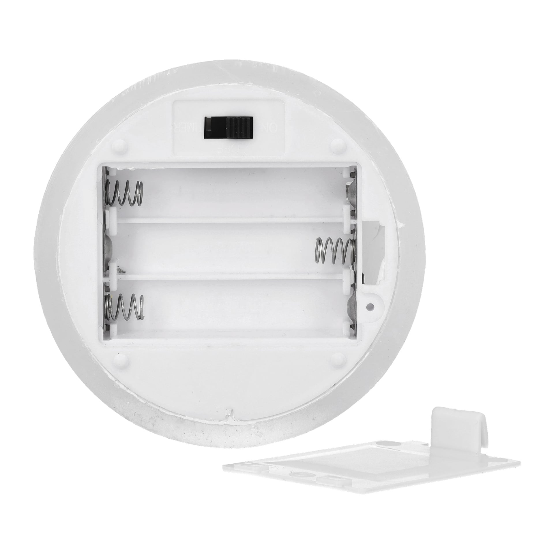 Menuett Pillar-lyset med flakkende LED-flamme har et rundt hvitt plastbatterirom. Med dekselet tatt av og satt foran, er metallbatterikontakter og en svart bryter øverst synlige.
