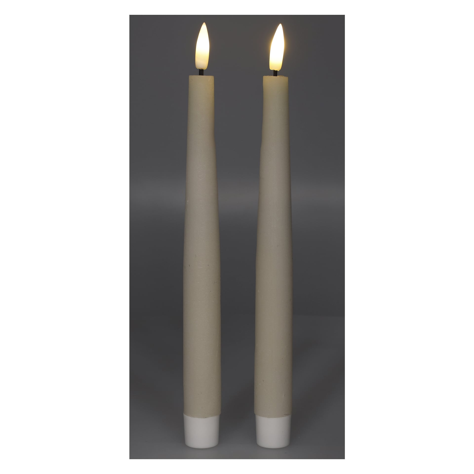 Dwa Rustic Light z migotającymi płomieniami LED 2 pack od Menuett są zapalone, stojące obok siebie.