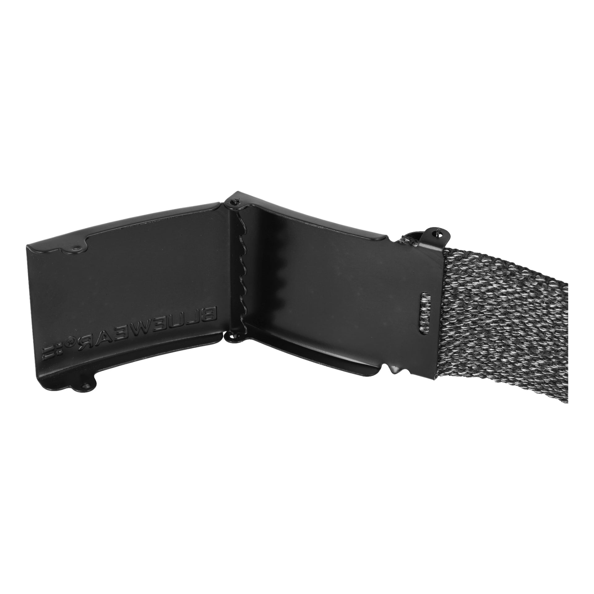 Eine Nahaufnahme eines offenen schwarzen Metallverschlusses, der an einem strukturierten dunklen Riemen befestigt ist. Die Innenseite des Verschlusses ist mit BITWEAR graviert.© Produkt: Gürtel von Bluewear.
