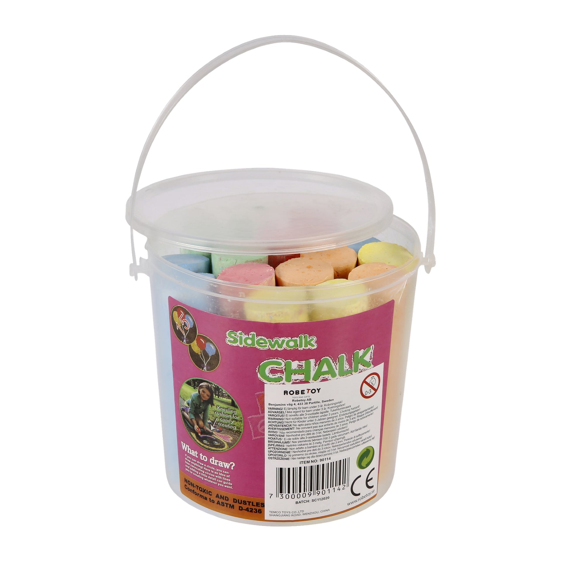 En genomskinlig plasthink med vitt handtag innehåller flera stora, färgglada pinnar av krita från trottoaren. Etiketten har texten "Kayoba Street Chalks 20 Pack" tillsammans med detaljer om produkten, inklusive säkerhetsmeddelanden och användningsanvisningar.