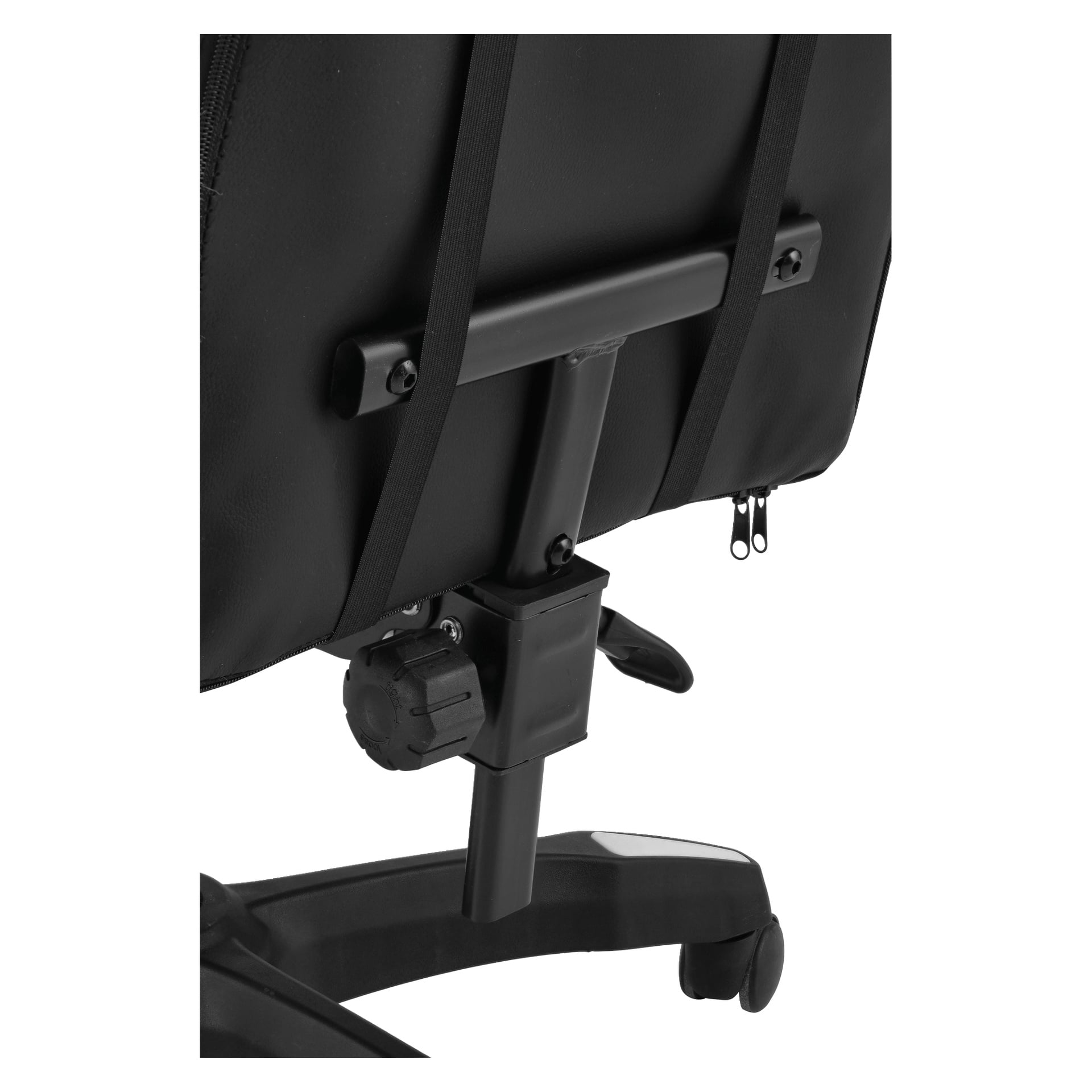 En detaljerad vy av en EKVIP Gaming-stol bakifrån, där justeringsmekanismen framhävers med en knopp, en spak och remmar som håller ett tygöverdrag på plats. Stolens bas och hjul är delvis synliga.