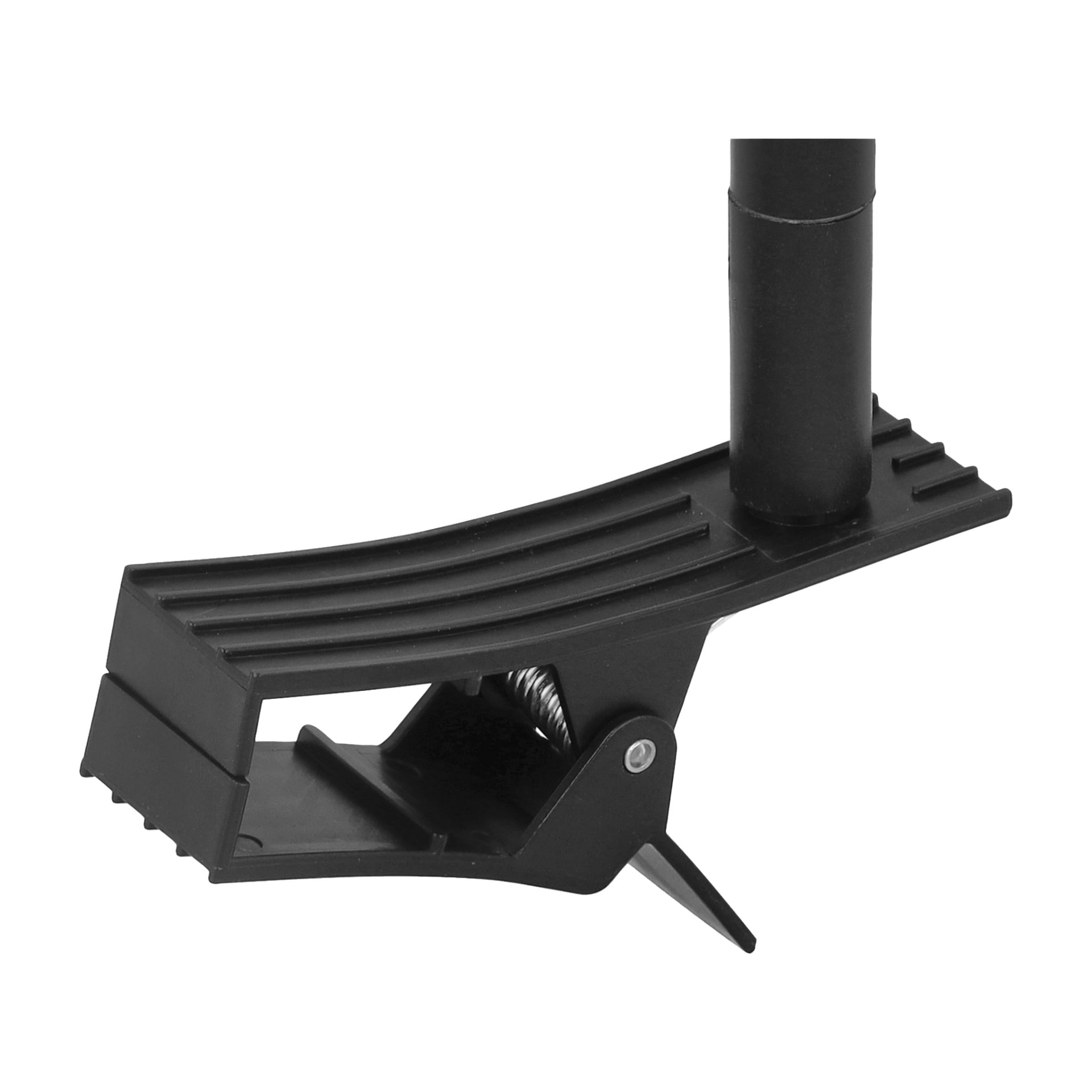 En närbild av Anslut solcellslampa visar en svart, fjäderbelastad klämma med en räfflad, platt plastyta och sågtandade grepp. Metallfjädern är synlig, fäst vid en metallstav.