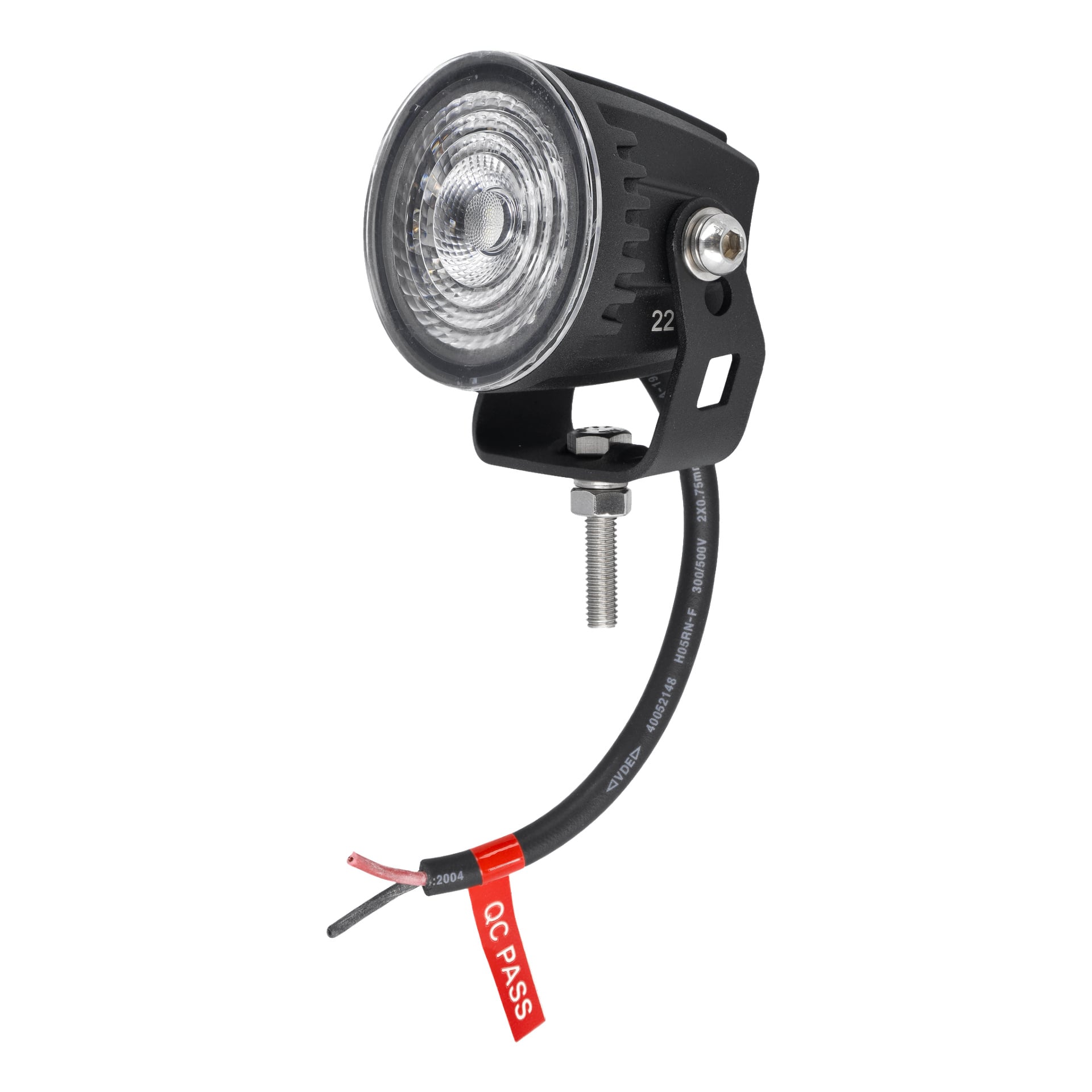 Närbild av en Hamron LED-arbetslampa i svart och silver, designad för permanent installation. Lampan har en rund form, inkluderar ett fäste för montering, synlig ledning och en röd QC PASS-tagg på ledningen. Den är placerad framåt.