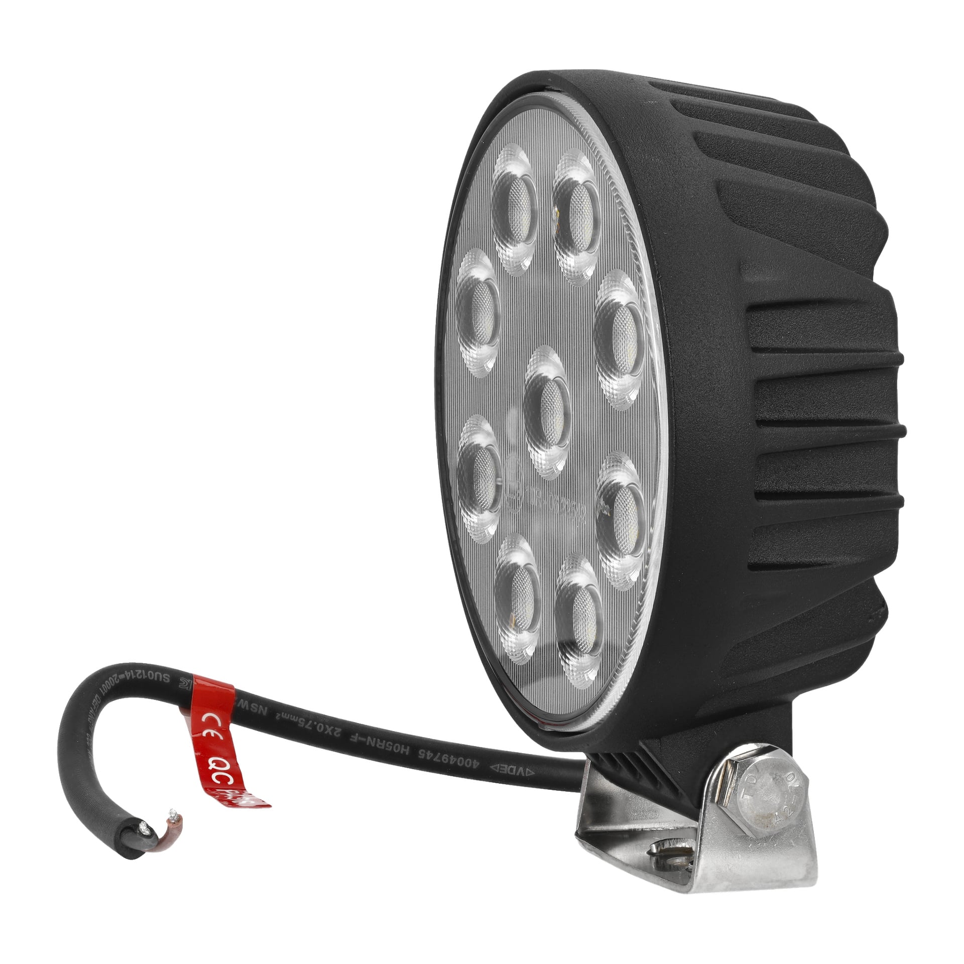 En Hamron LED-arbetslampa designad för permanent montering visas med en rund svart kropp som rymmer nio synliga LED-lampor. Den är fäst vid ett metallfäste, och en svart strömkabel går från basen och slutar i en exponerad ände med en röd etikett.
