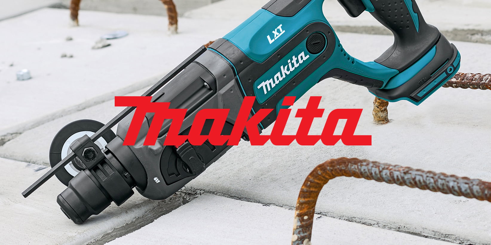 Ett Makita sladdlöst elverktyg sitter på betongplattor bland armeringsjärn, med en röd Makita-logotyp centrerad över scenen.