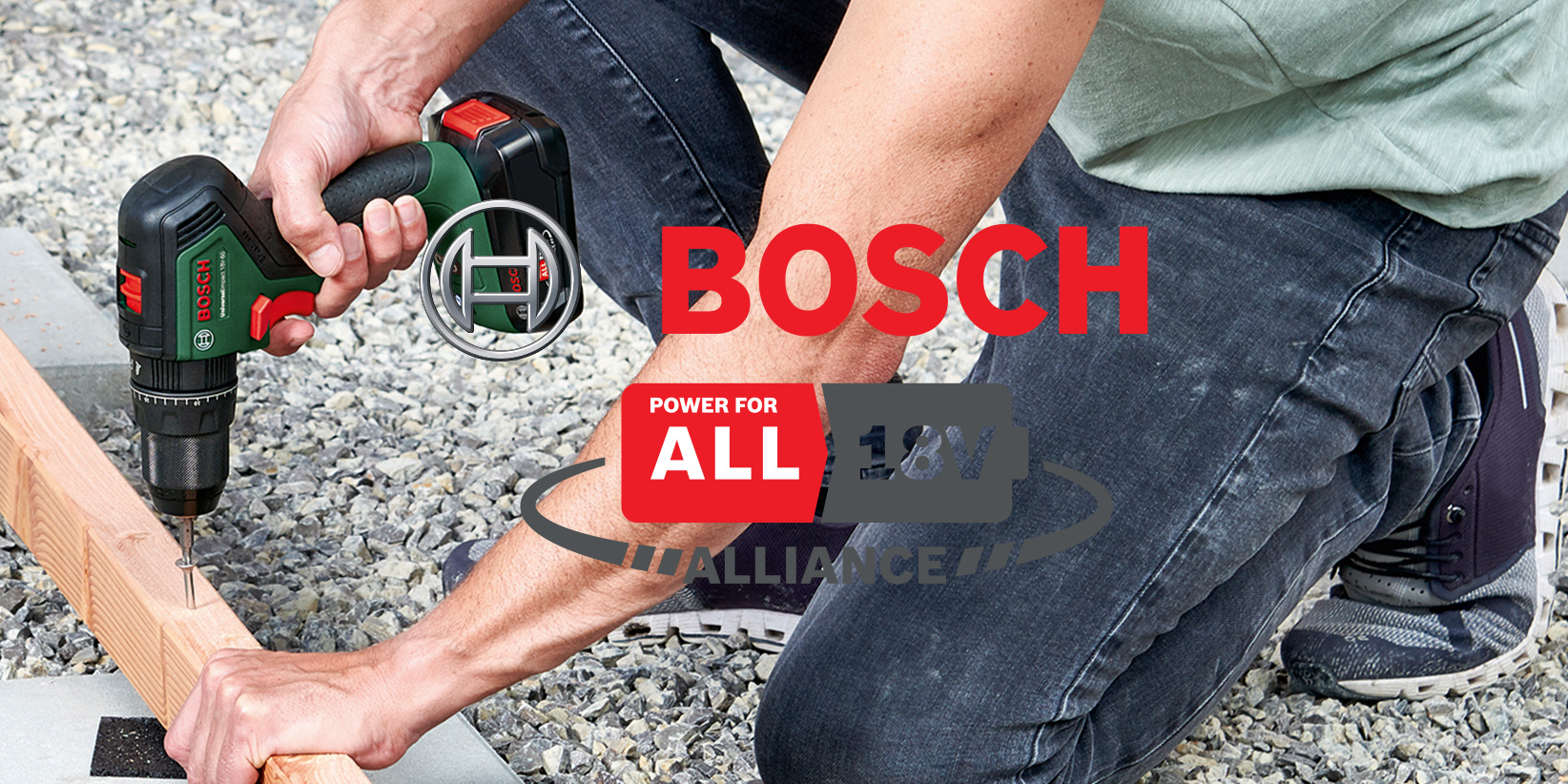 En person borrar in en skruv i en träplanka med en Bosch borrmaskin på grus. Grafik från Bosch och Power for All Alliance visas.