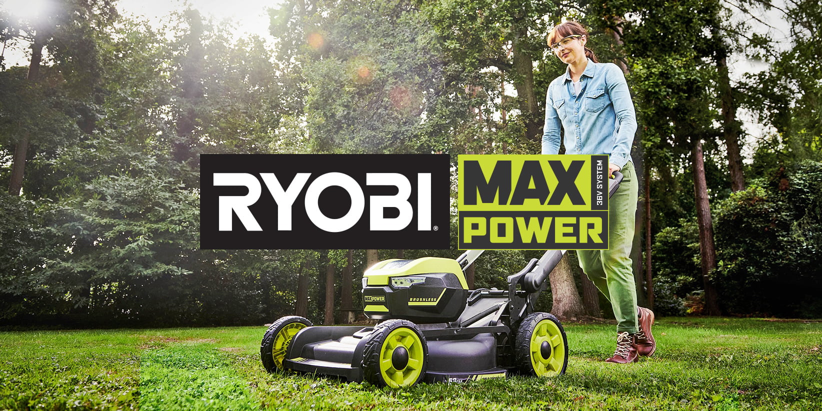 Noen klipper plenen med en Ryobi-gressklipper. Ryobi- og Max Power-logoene er sentrert. Trær og grøntområder fyller bakgrunnen.