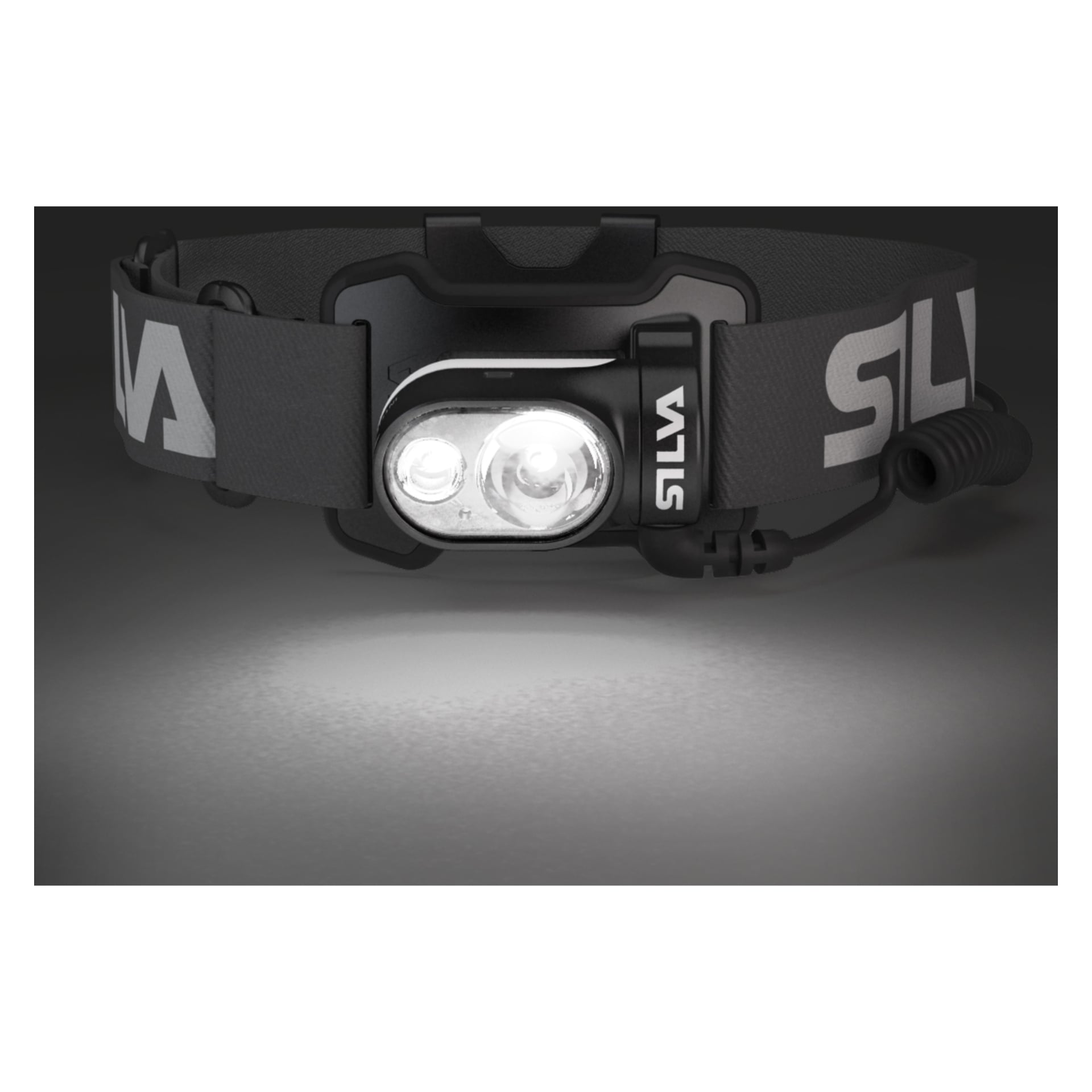 Die wiederaufladbare Stirnlampe Cross Trail 6H von Silva ist in Schwarz mit zwei vorderen LEDs und einem verstellbaren Gurt mit dem Silva-Logo auf beiden Seiten vor dunklem Hintergrund dargestellt.