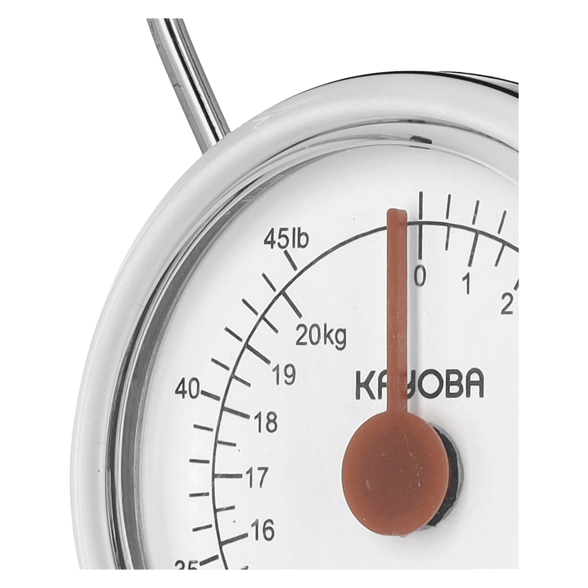 En närbild av en Kayoba-fiskefjäll med nålen pekande mot noll. Den runda urtavlan visar mått i pund och kilogram, och Kayoba-logotypen är lätt att läsa. Vågen har en blank metallkant och en röd indikatornål.