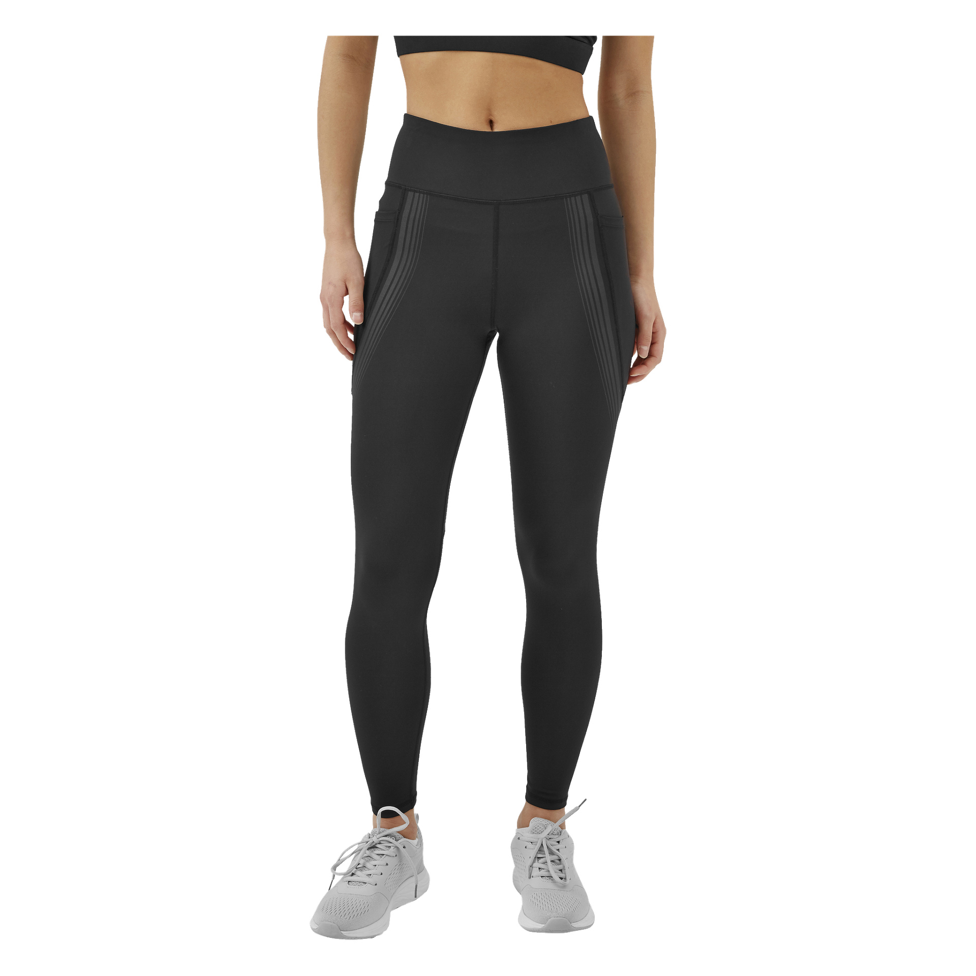 Endast kroppen från axlar och nedåt visas, klädd i Kayoba's Tights Women's Boston—svarta leggings med hög midja och sidofickor—tillsammans med en svart sport-bh och vita sportskor.