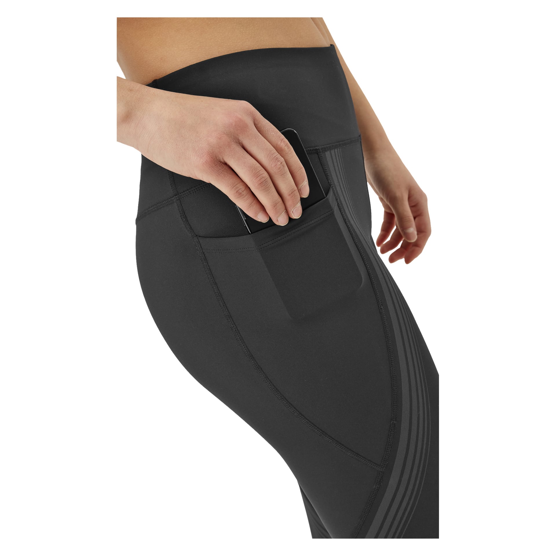 En person klädd i svarta Kayoba Tights damkläder i Boston skjuter in en smartphone i sidofickan på leggingsen, vilket bara visar nedre bålen, höger hand och övre låret.