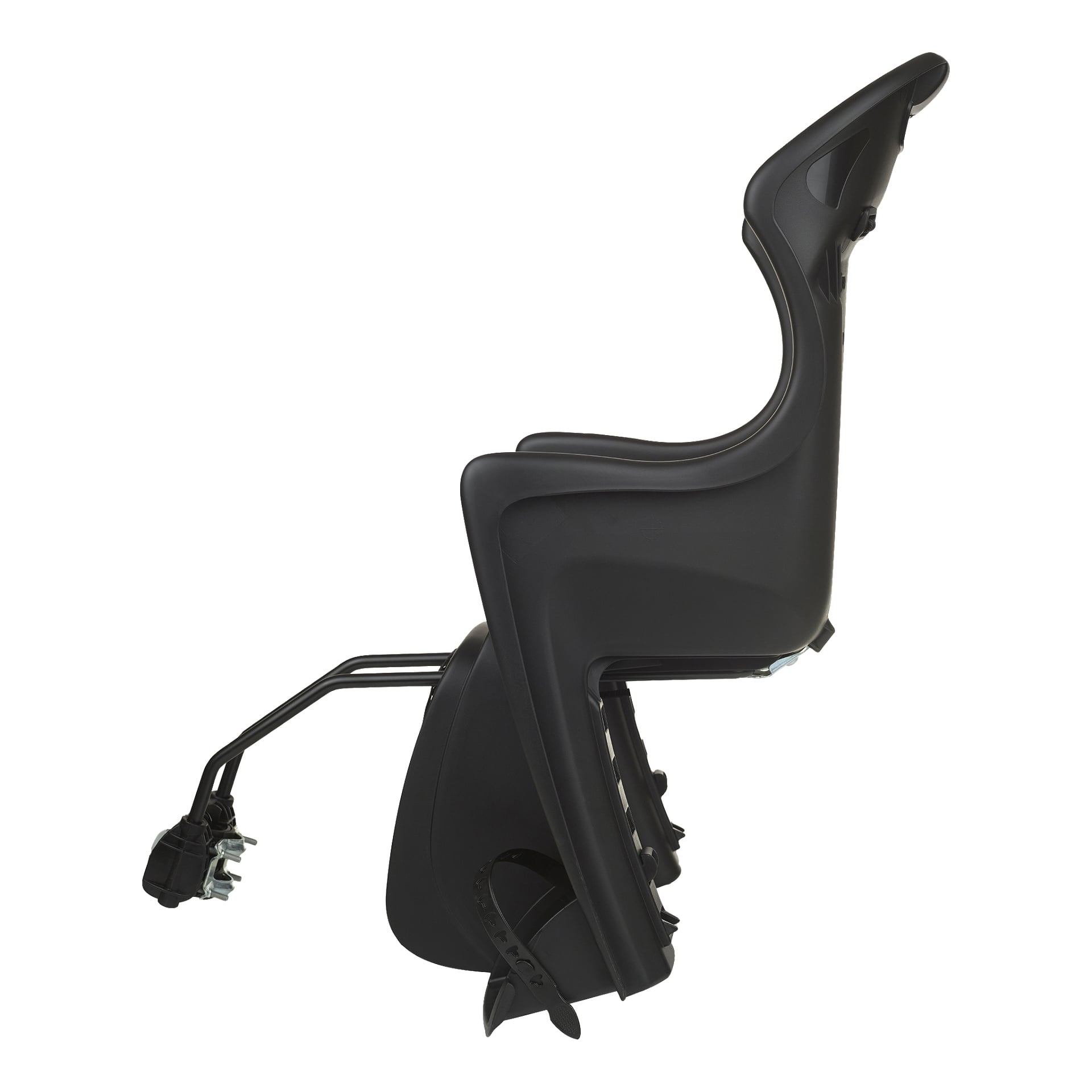En svart plastcykelbarnstol designad för rammontering, utrustad med justerbart fotstöd och fäst vid en metallarm med beslag, visas i sidovy.