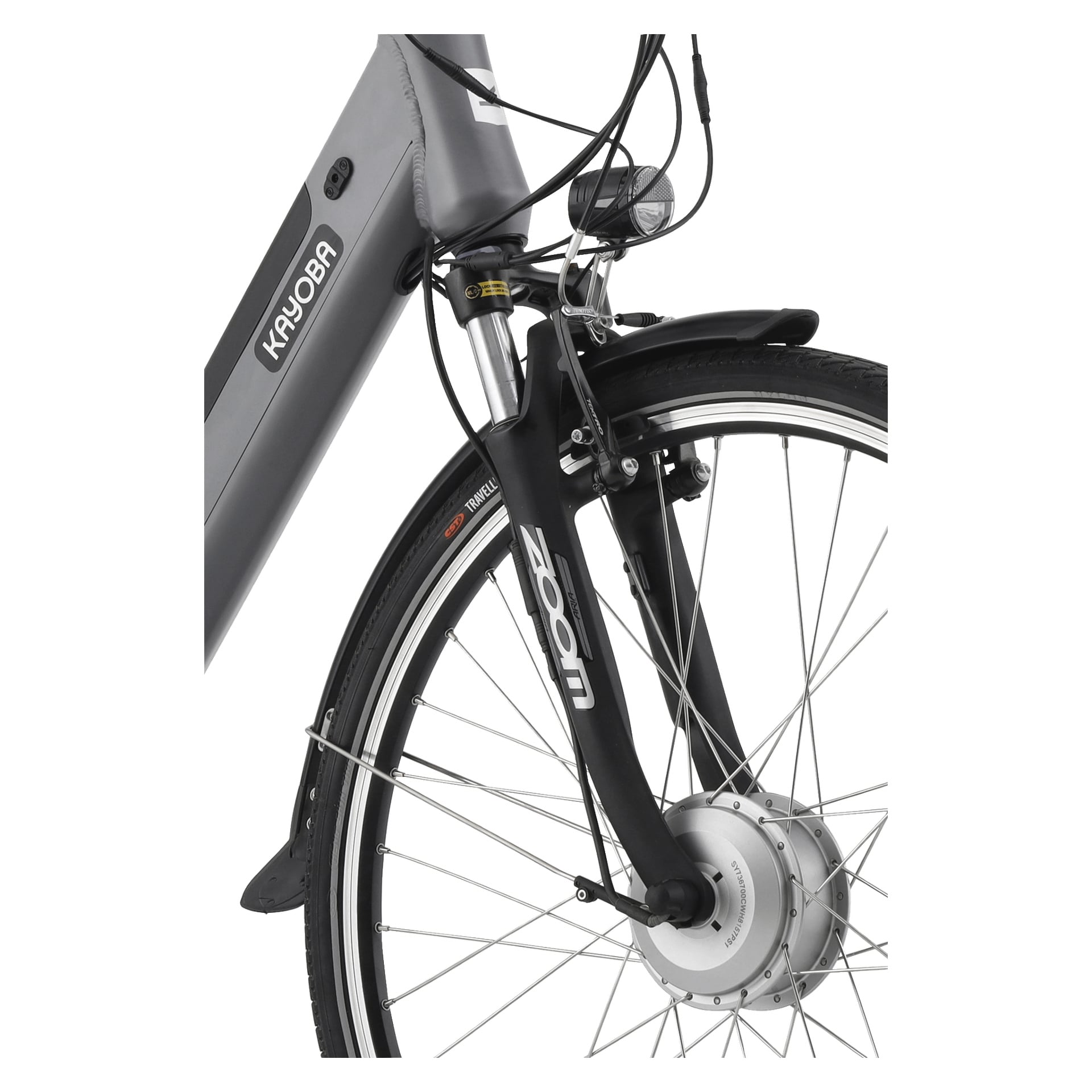Närbild av Kayoba Electric Bicycle Winds framhjul och gaffel, med strålkastaren, kablar, skivbroms, däck och ordet "Zoom" på gaffeln. Hjulets mitt visar motorn.