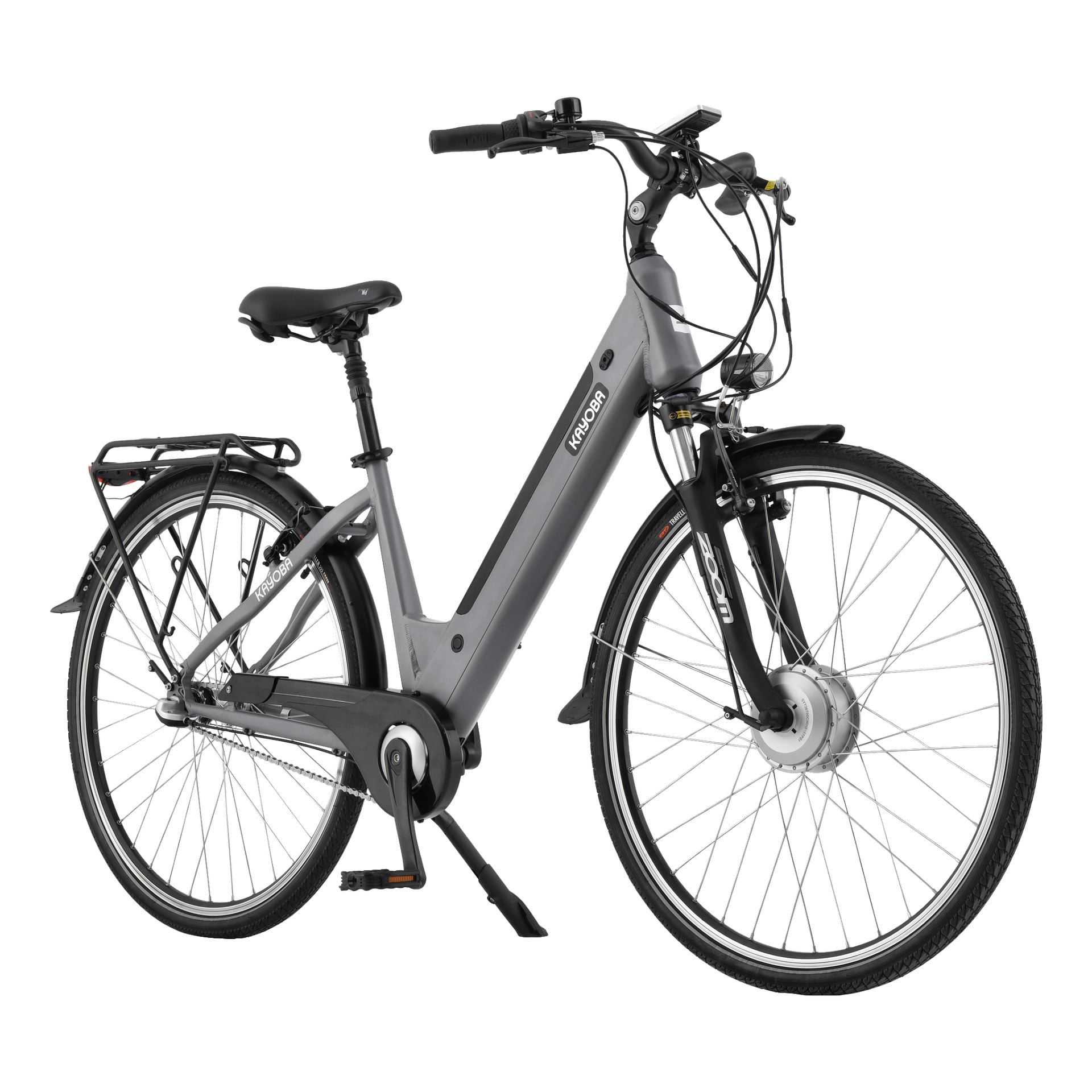 En grå Kayoba Wind elcykel med step-through-ram, svart sadel, raka styren, fram- och bakskärmar samt bakre bagageställ. Cykeln är vinklad något åt vänster.