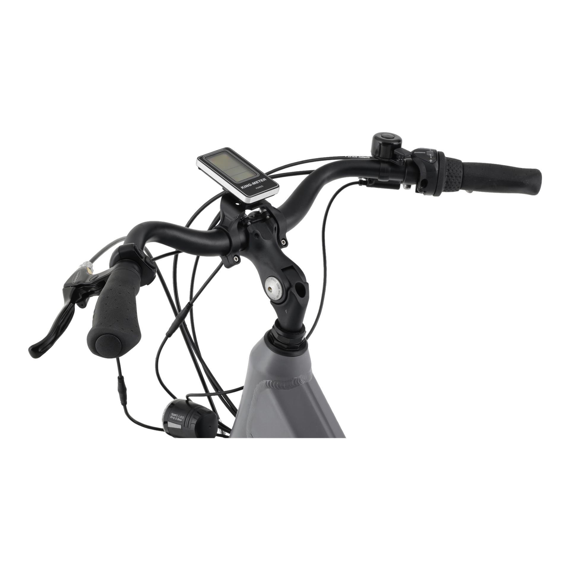 Närbild på Kayoba Electric Bicycle Wind-styret, med ergonomiska grepp, bromshandtag, klocka, digital display och exponerade kablar. Den övre delen av den grå ramen är också synlig.