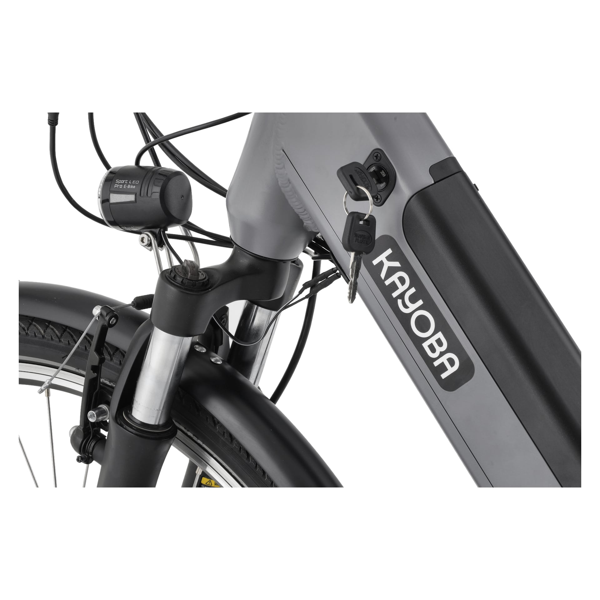Närbild av framdelen på en grå Kayoba Electric Bicycle Wind, med strålkastare, framgaffel, däck och batterifack med en nyckel insatt. Varumärket Kayoba finns på cykelramen.