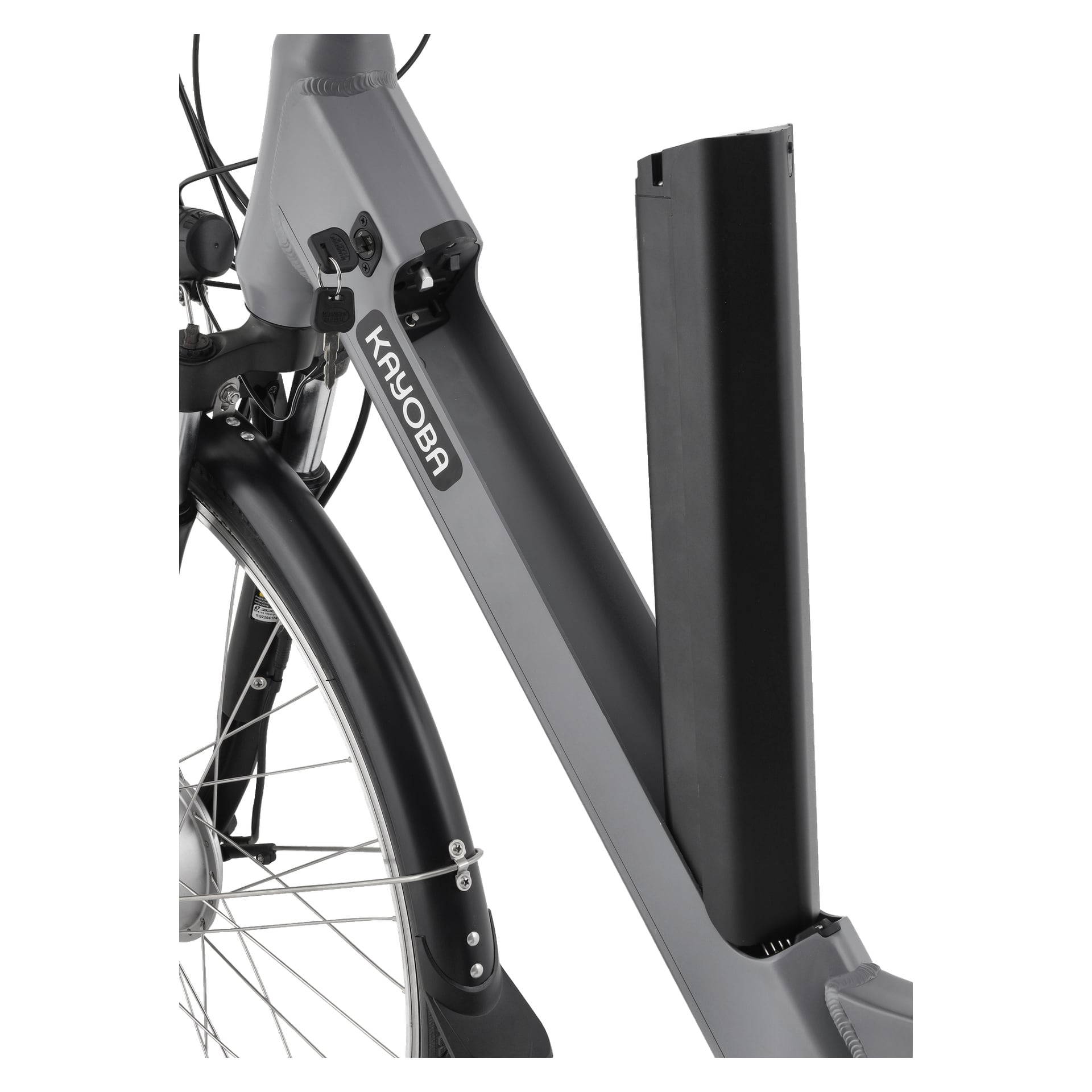 Detaljerad vy av en grå Kayoba Electric Bicycle Wind-ram, med batteriet delvis utdraget från facket via underröret, med segment av framhjulet och skärmen också synliga.