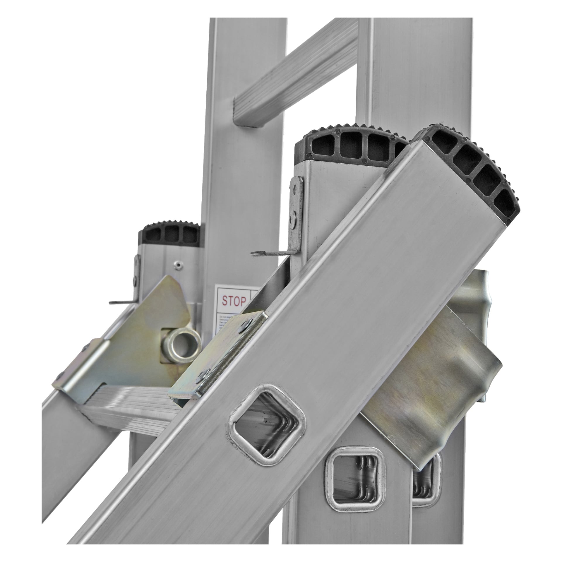 Detaljerad vy av Hard Head Combination-stegen med 3x7 steg i trappläge, som visar dess metallgångjärn, säkra låsmekanismer, synlig säkerhetsetikett och förstärkta leder. Fotot uppmärksammar stegens förmåga att skjuta och fällas, vilket framhäver dess robusta aluminiumkonstruktion och viktiga anslutningsdelar.