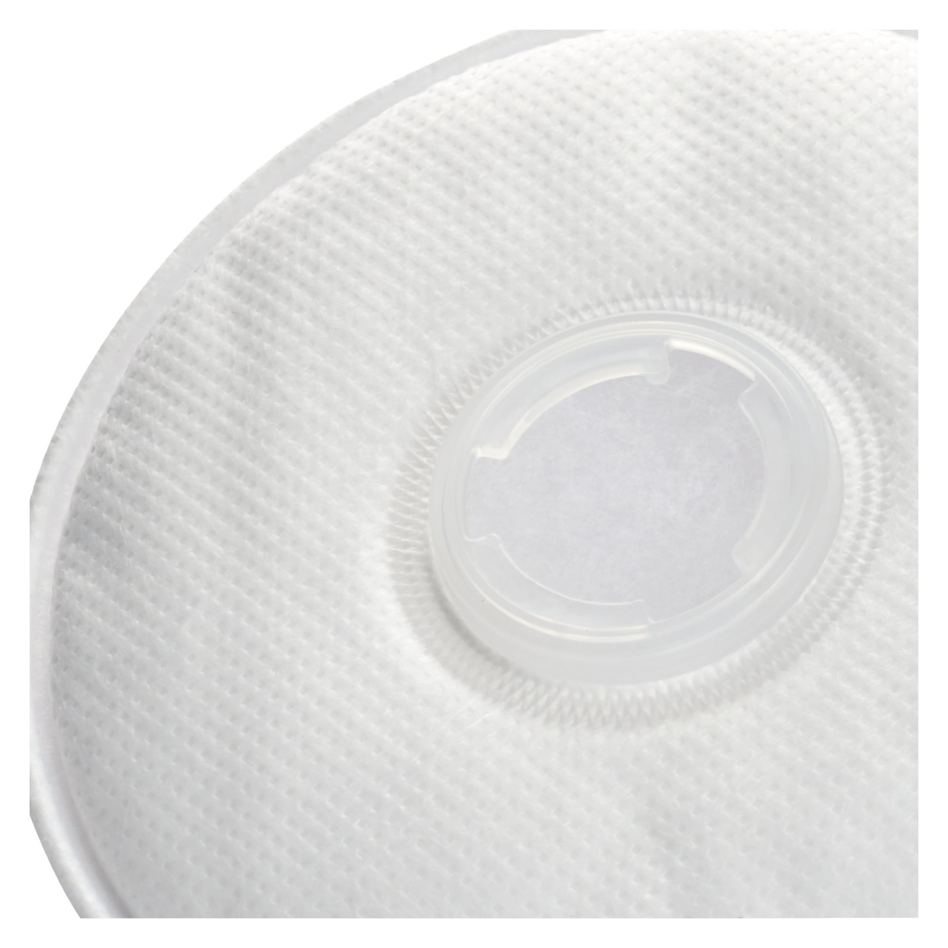 Detaljerad närbild av ett 3M Replacement filter, som visar dess vita, texturerade cirkulära yta och en centralt förskjuten plastventil. Fokus ligger på filterets material och ventilens fina designdetaljer.