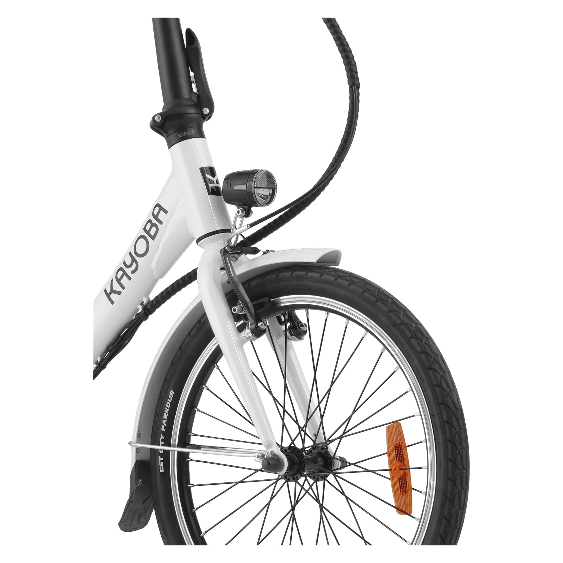 Närbild av framhjulet och gaffeln på en vit Kayoba Folding elcykel, med däck, svart skärm, reflektor, frambromssystem, strålkastare samt en del av styret och ramen.