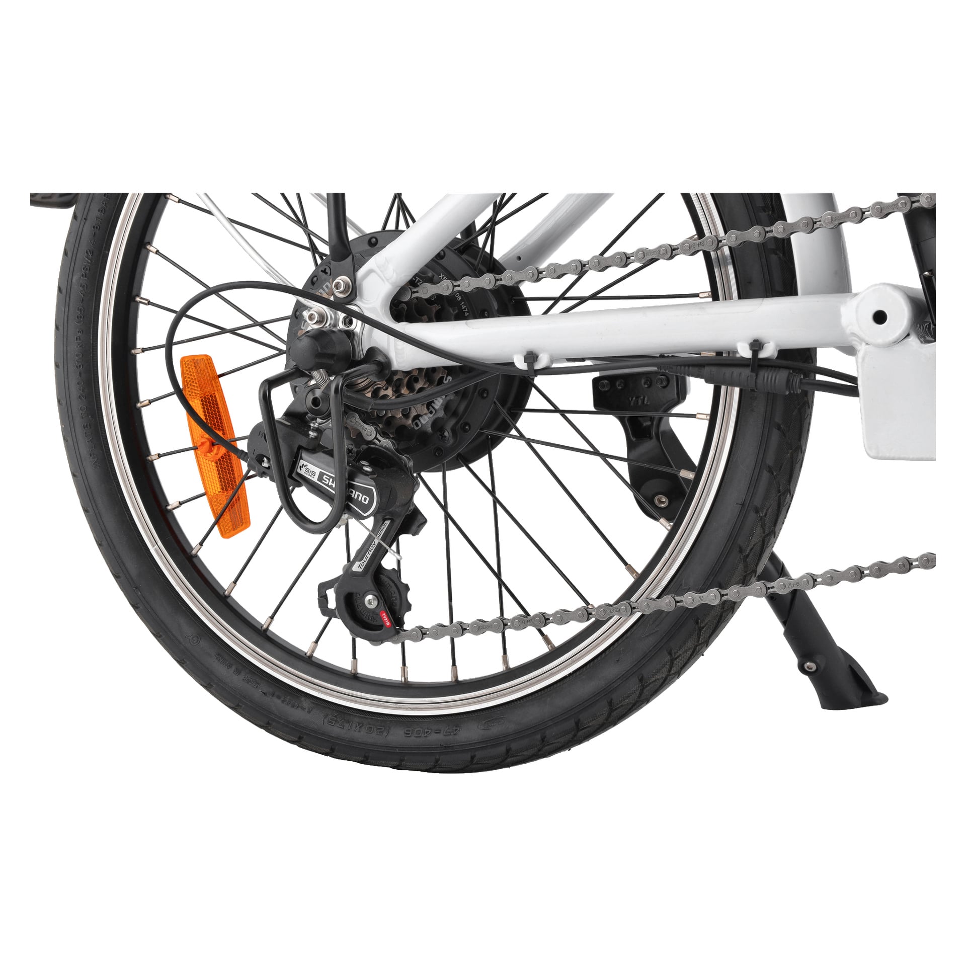 Närbild på bakhjulet på en Kayoba Folding elcykel, där det svarta däcket, kedjan, växellådan, växelmekanismen, en orange reflektor fäst vid ekrarna och en del av den vita ramen med ett svart stödben längst ner till höger framhäver.