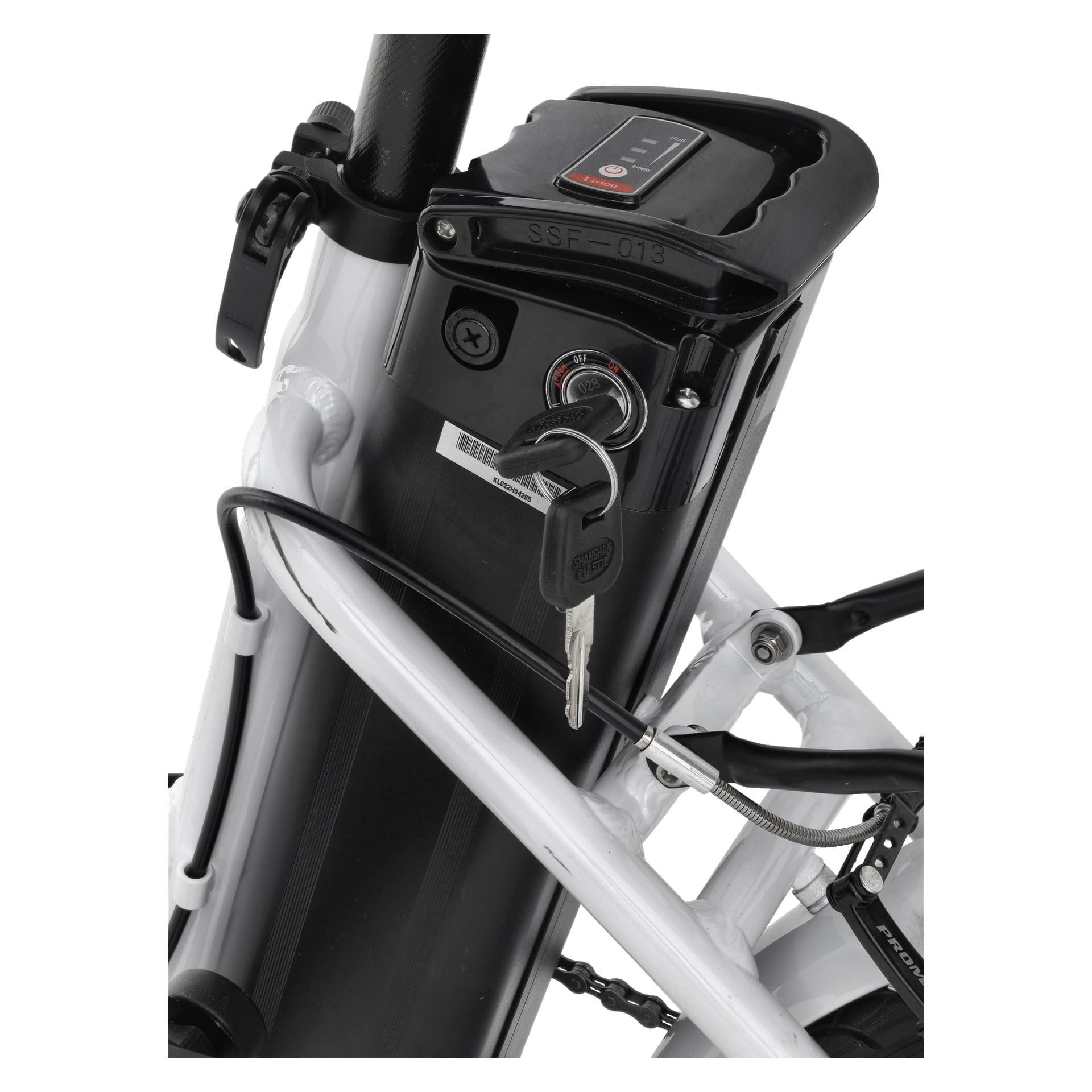 Närbild på ett Kayoba Folding elcykelbatteri fäst på en vit ram. Det svarta batteripaketet inkluderar en strömbrytare med en nyckel insatt, en batterinivåindikator och en serienummeretikett. Kablar och delar av pedalmekanismen kan också ses.