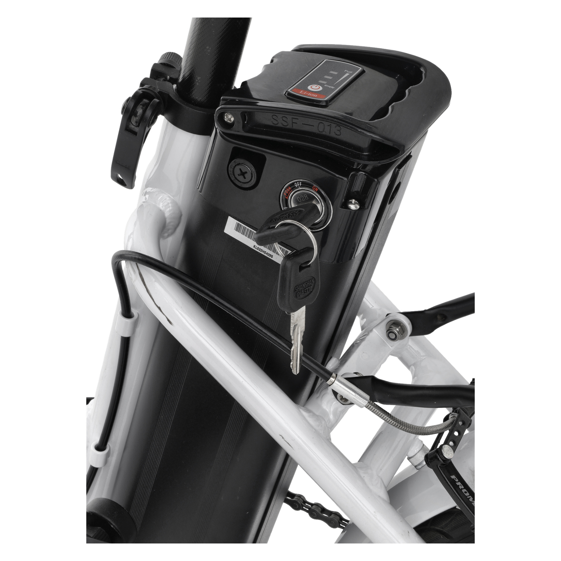Närbild på ett Kayoba Folding elcykelbatteri fäst på en vit ram. Det svarta batteripaketet inkluderar en strömbrytare med en nyckel insatt, en batterinivåindikator och en serienummeretikett. Kablar och delar av pedalmekanismen kan också ses.