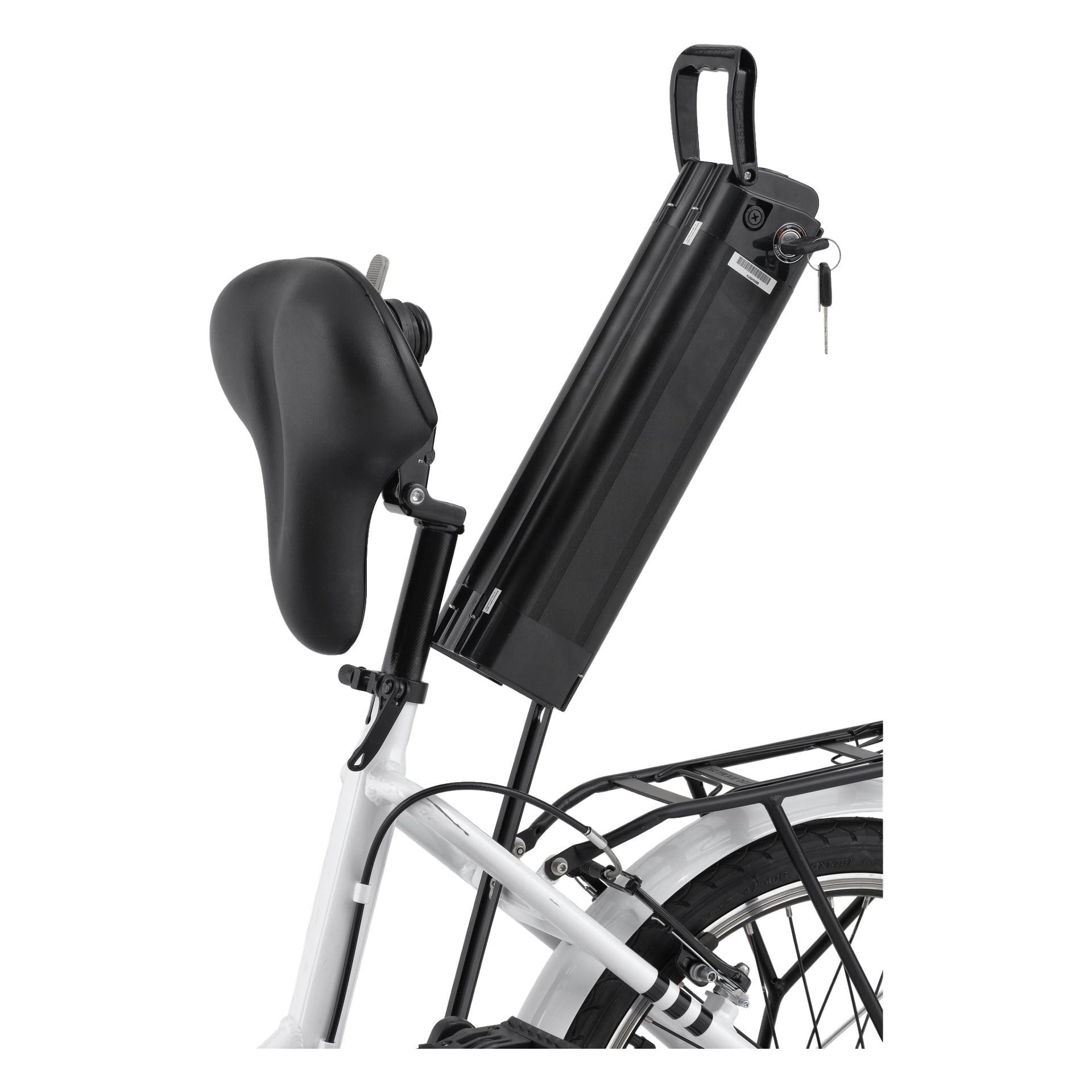 En närbild av Kayoba Folding elcykels bakre del framhäver sätet och ett upprätt, avtagbart svart batteripaket utrustat med handtag och nyckel. Den vita ramen syns, liksom delar av bakhjulet och bagagebäraren.