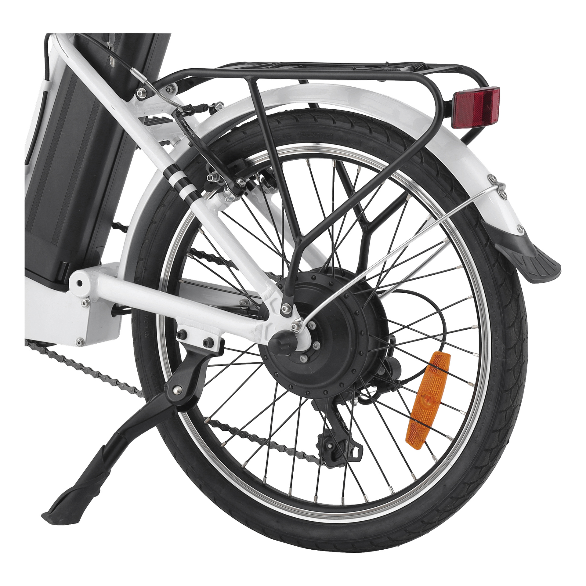 Detaljerad vy av bakhjulet på en vit Kayoba Folding elcykel, med motornav, bakre pakethållare, stöd, batterifack, reflektor och skärm. Fokus ligger på cykelns ram och komponenters struktur och egenskaper.