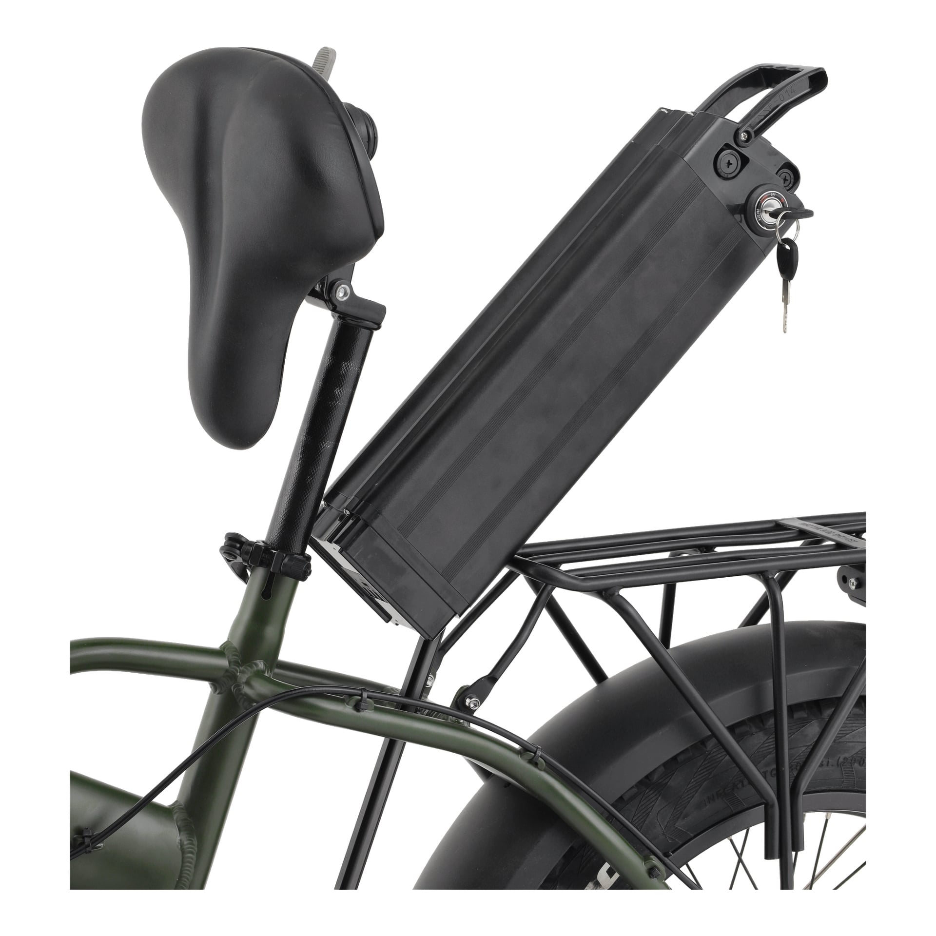 Detaljerad vy av batteriet på Kayoba Hopfällbar e-fatbike placerat bakom sadelstolpen och låst med en nyckel. Synliga element inkluderar det svarta batteripaketet, bakre pakethållare, en del av den svarta sadeln och en del av bakdäcket.