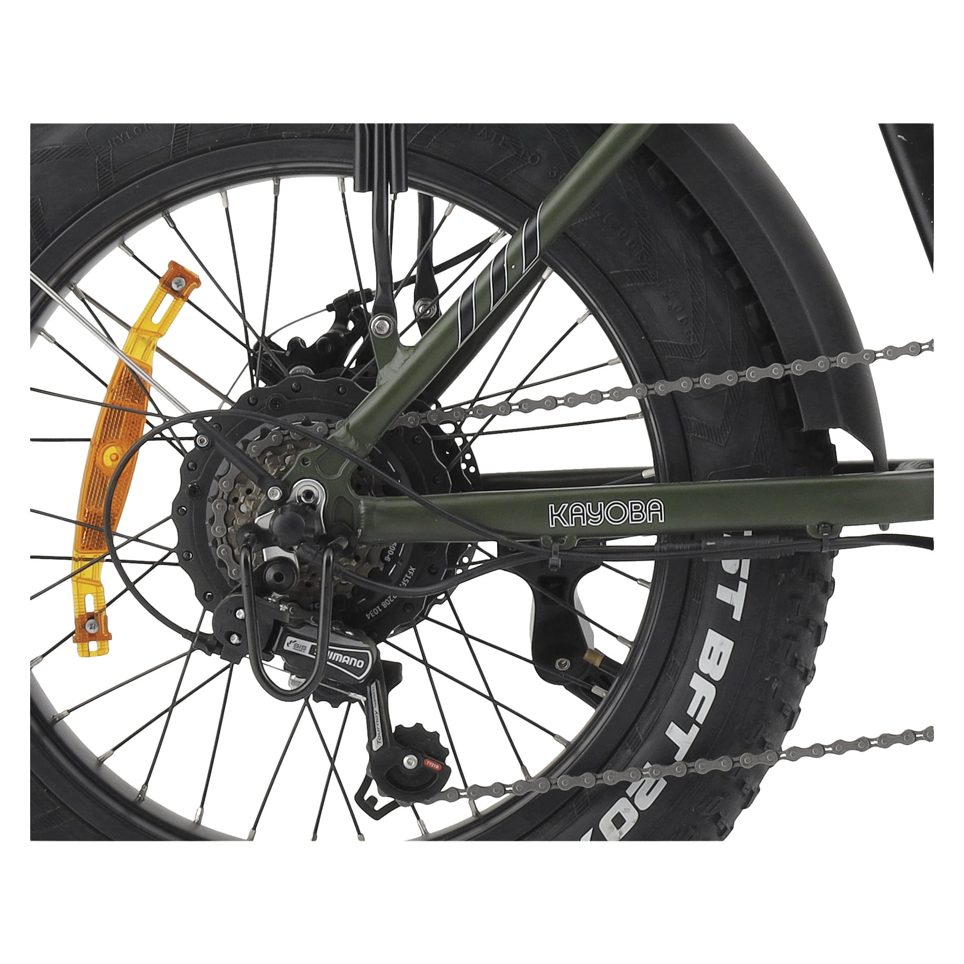 Detaljerad vy av Kayoba Foldable e-fatbikes bakhjul, med fokus på kedjan, Shimano-växeln, skivbromsuppsättning, knöligt däckmönster och en orange reflektor monterad mellan ekrarna.