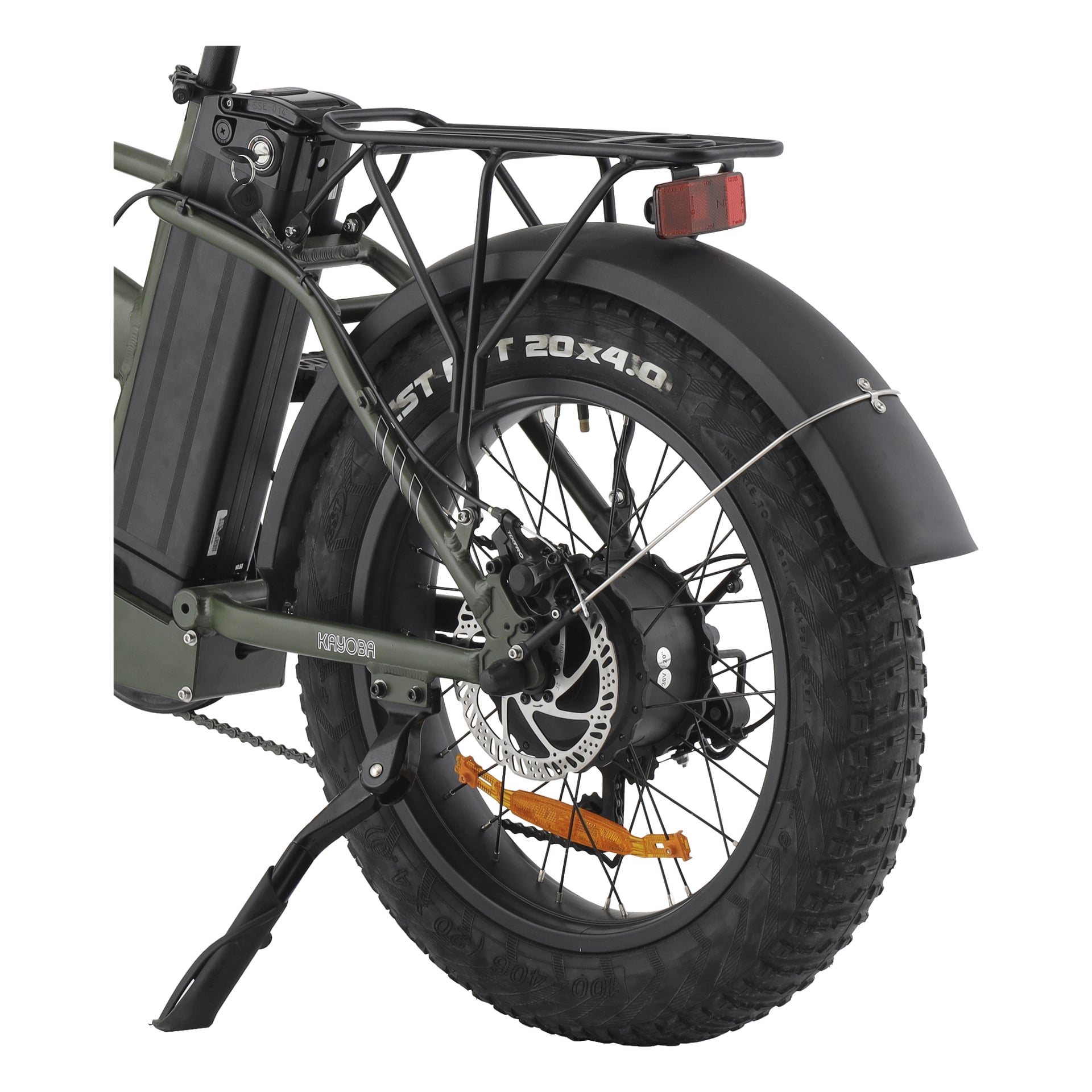 Detaljerad bild av bakhjulet på Kayoba Foldable e-fat-cykeln, med breda däck, skivbromssystem, bakre pakethållare, stödstat och skärm. Cykelns ram är mörkgrön med en röd reflektor placerad bak.