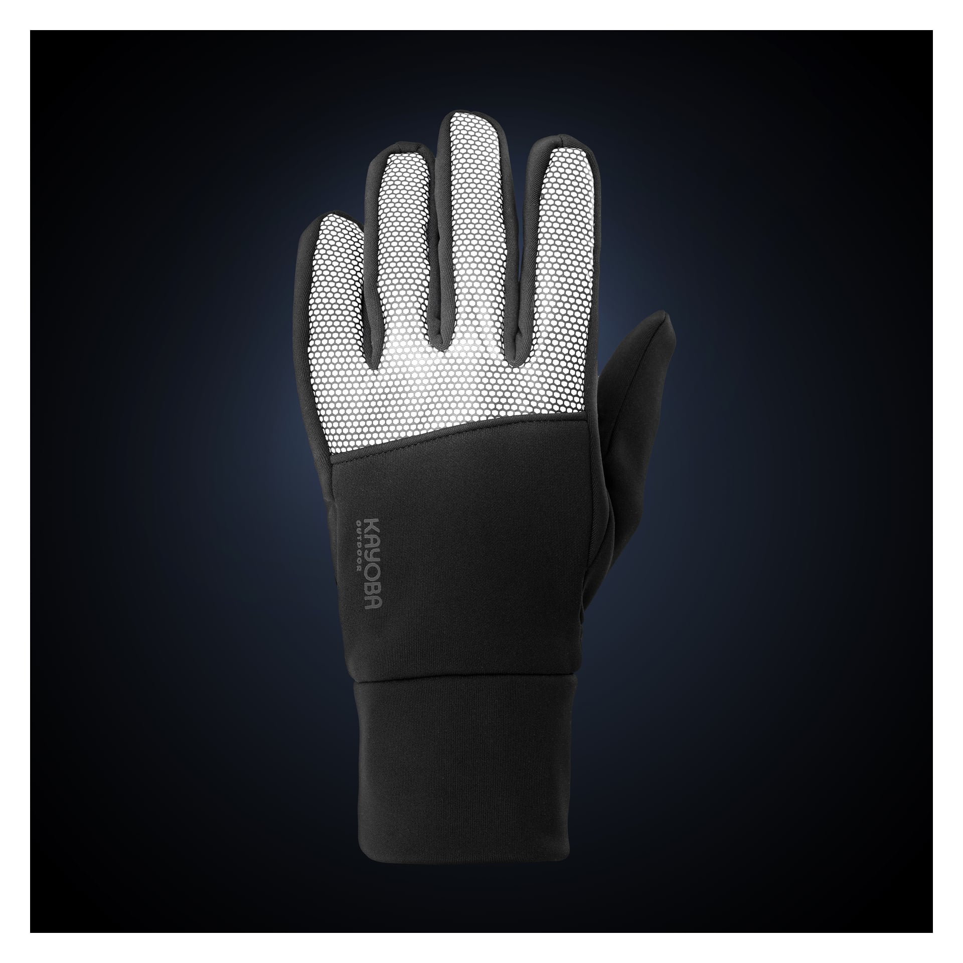 Kayoba Outdoor Reflective -hanska seisoo pystyasennossa hämärässä, tummassa taustassa. Hansikkaassa on musta pohja, jossa on valkoisia teksturoituja otealueita kämmenessä ja sormissa, ja tuotemerkin nimi on painettu taakse ranteen lähelle.
