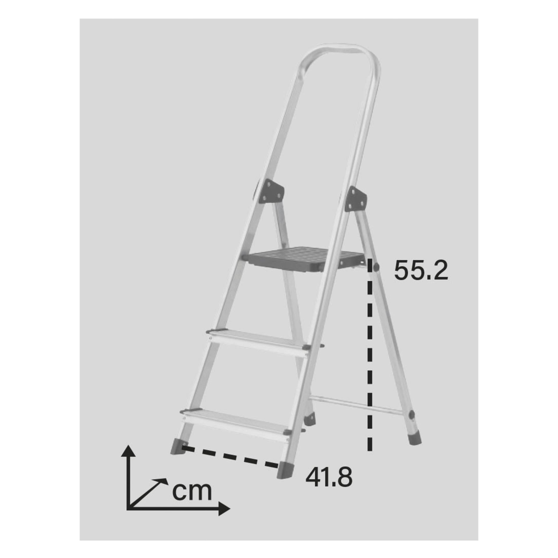 En silverfärgad Hard Head Step-stege har tre steg och ett böjt handtag ovanpå. Dess baslängd är 41,8 cm och plattformssteget är placerat 55,2 cm ovanför marken.