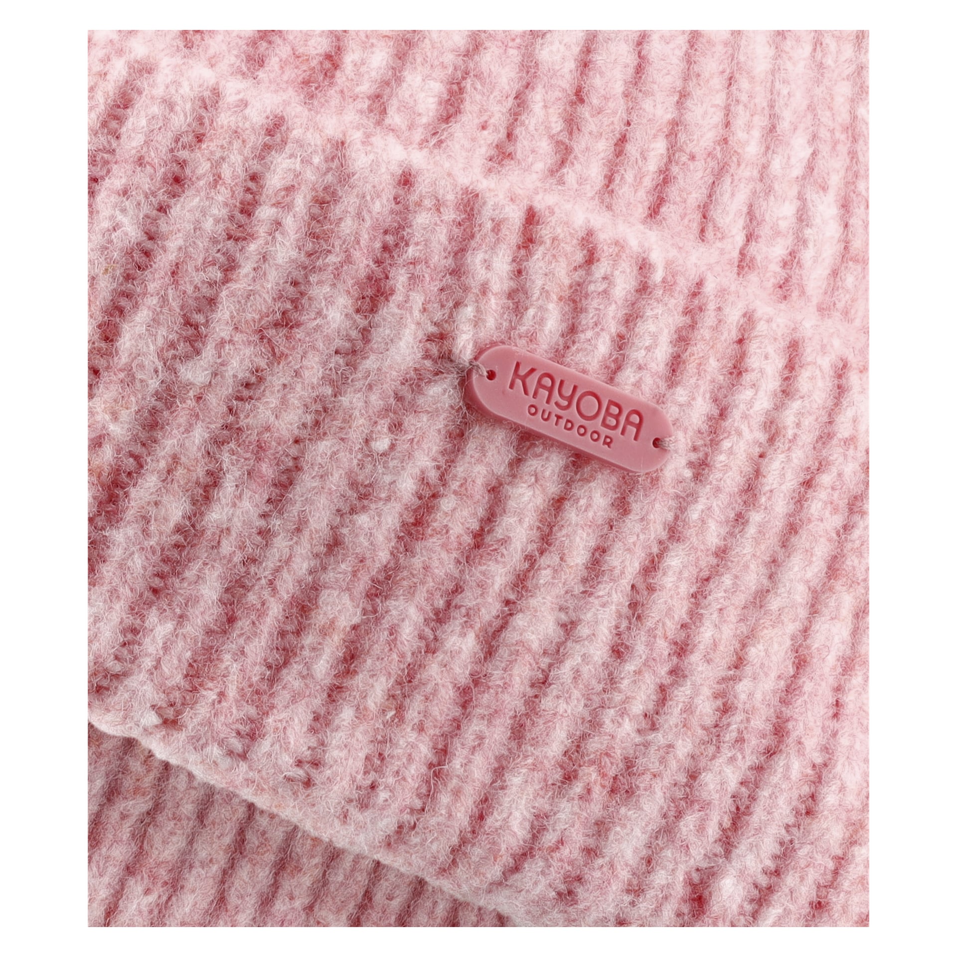 Närbild av ett rosa resårigt stickat tyg med en liten rosa lapp där det står "Kayoba Outdoor" sydd på. Det mjuka, texturerade materialet är troligen en del av en hatt från Kayoba Outdoor.