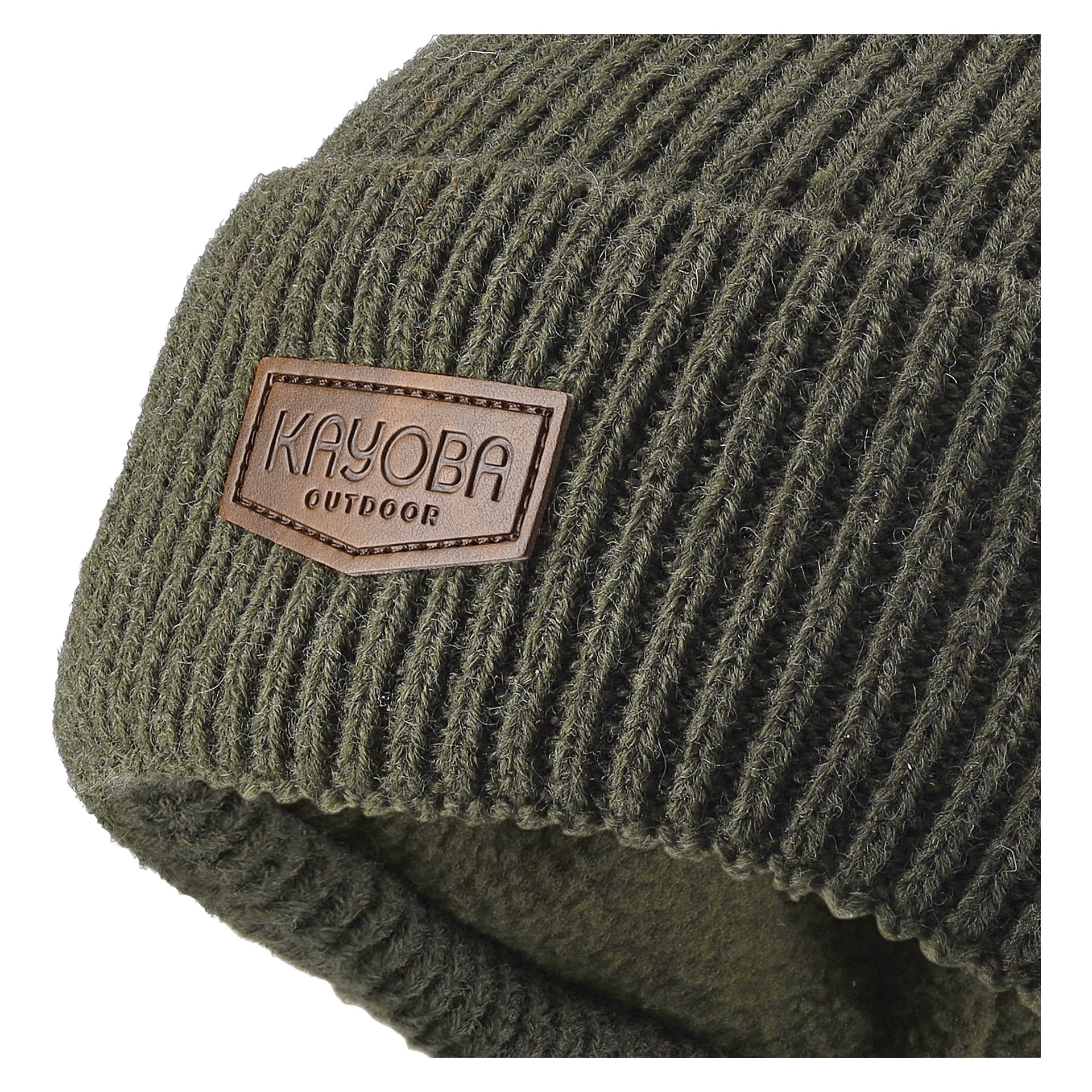 Närbild på en grön stickad jaktmössa från Kayoba Outdoor, som visar dess ribbade struktur och en brun läderlapp med märkets namn på den vikta brätten.