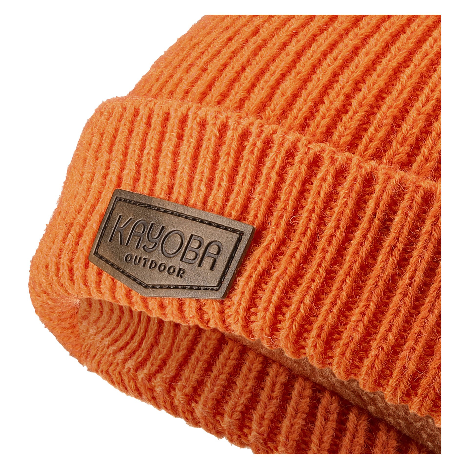 Närbild på en orange stickad jaktmössa från Kayoba Outdoor, som visar dess ribbade struktur och en brun rektangulär lapp med varumärkesnamnet på brättet. Fokus ligger på stickad design och detaljer i etiketten.