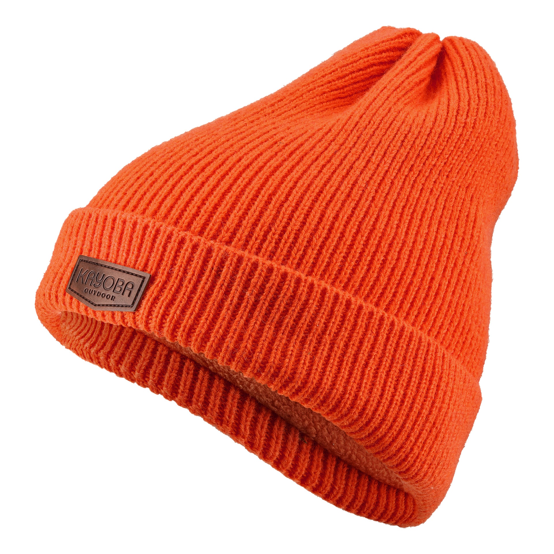 En livfull orange jaktmössa från Kayoba Outdoor, tillverkad med ett resåbrädt stickmönster och uppåtvänd brätte. Framsidan visar en rektangulär lapp märkt med Kayoba Outdoor-märket. Hatten är tillverkad av klumpigt, isolerande tyg för värme.