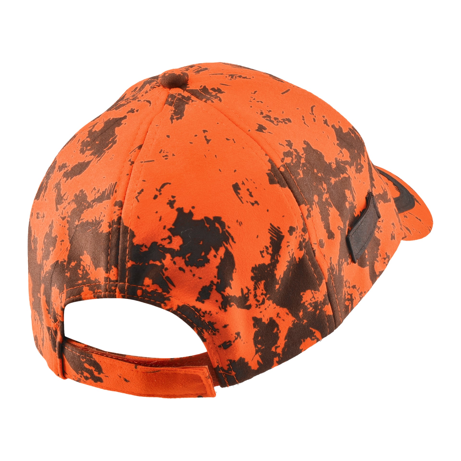 Huntley-jaktmössan från Kayoba Outdoor visas bakifrån och visar dess orange och svarta kamouflagedesign. Den har en böjd brätte, framträdande sömmar och en justerbar hak-och-ögla stängning baktill.