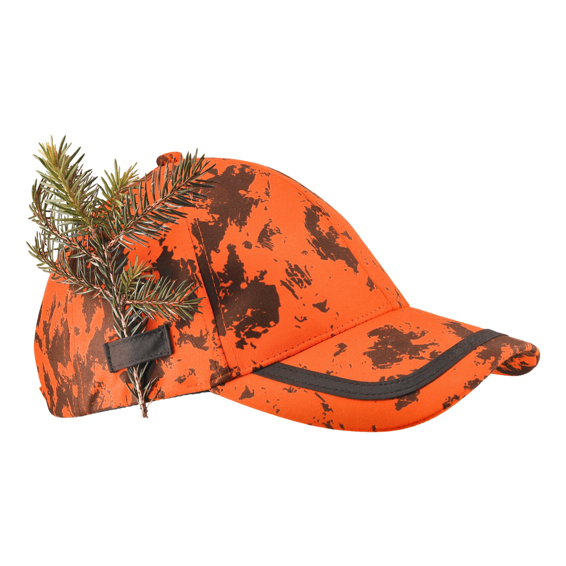 Kayoba Outdoor Huntleys vattenavvisande jaktmössa visar ett orange och brunt kamouflagemönster med svart kant, och har en liten tallgren instoppad ovanför vänster öra.