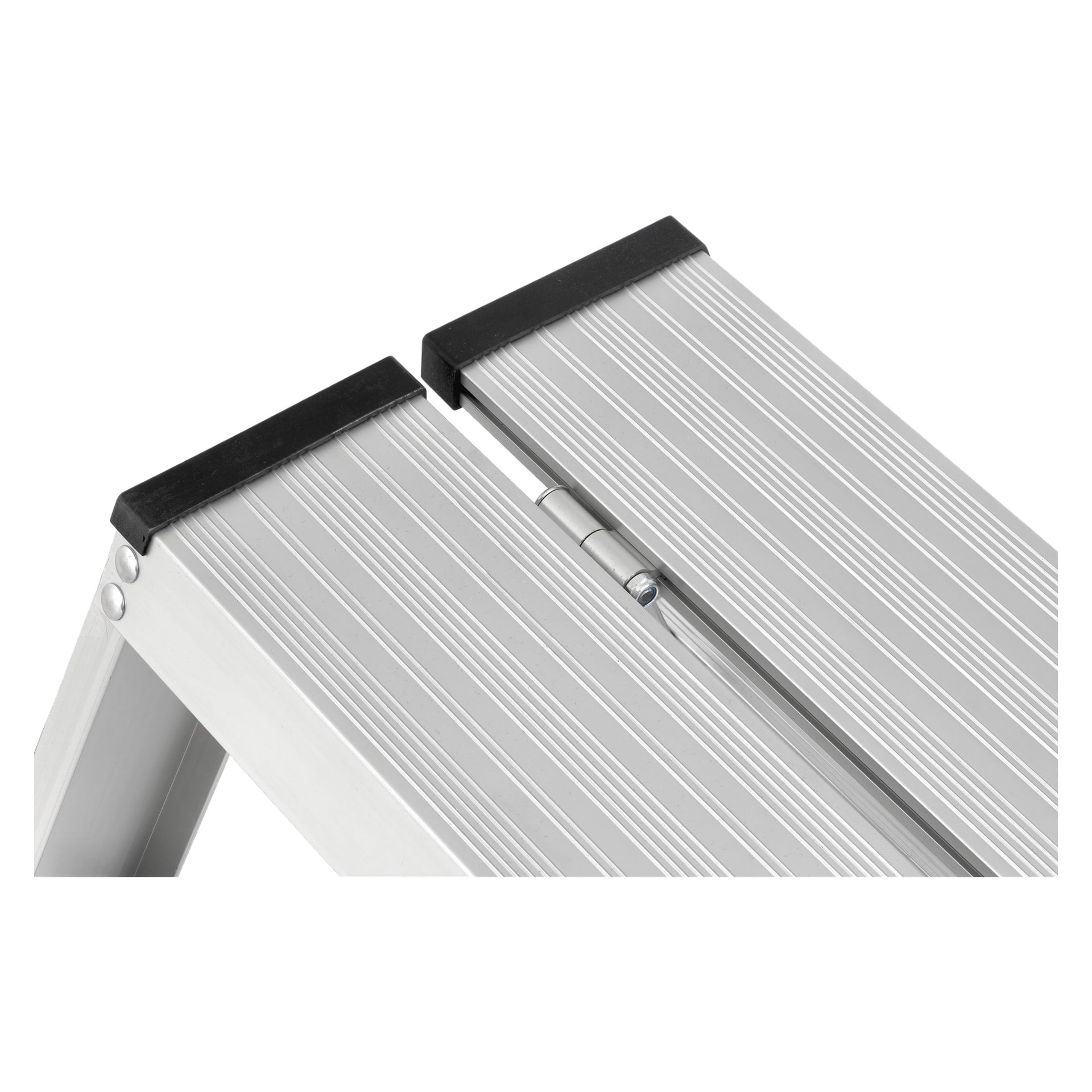 Detaljerad närbild av Hard Head Step-pallens övre trappsteg, som visar dess silverfärgade aluminiumram, svarta gummitoppar, exponerade gångjärn och texturerade, halkfria mönster.