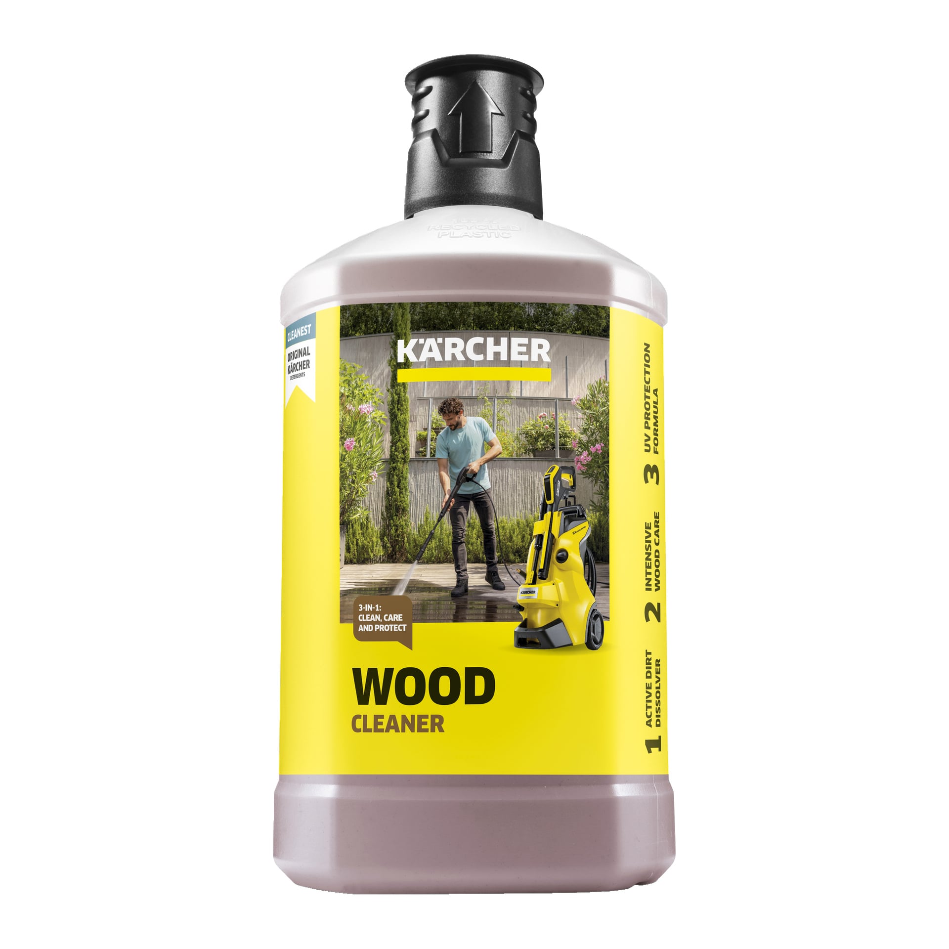 En Kärcher Wood Cleaner 3-i-1 Formula Plug 'n' Clean-flaske har en gul etikett med et bilde av noen som høytrykksvasker en treterrasse i en hage. Flasken nevner fordeler som aktiv jordløser og trepleie.