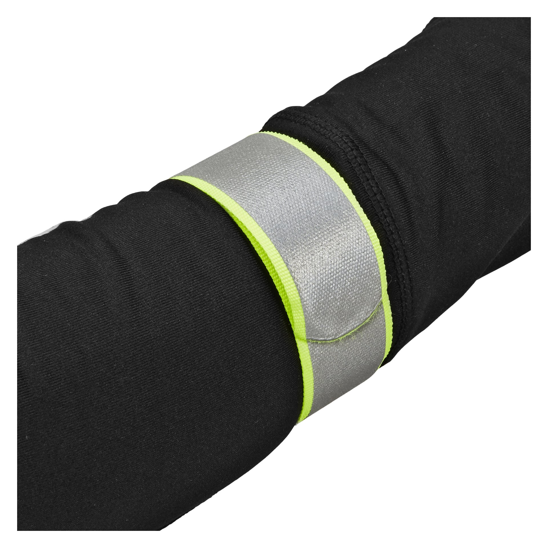 Två Kayoba Outdoor Reflector-armband, vardera med en blank silverreflekterande yta och neongrön kant, är lindade runt ärmen på ett svart plagg. Banden är gjorda av tyg och avsedda att förbättra synligheten.