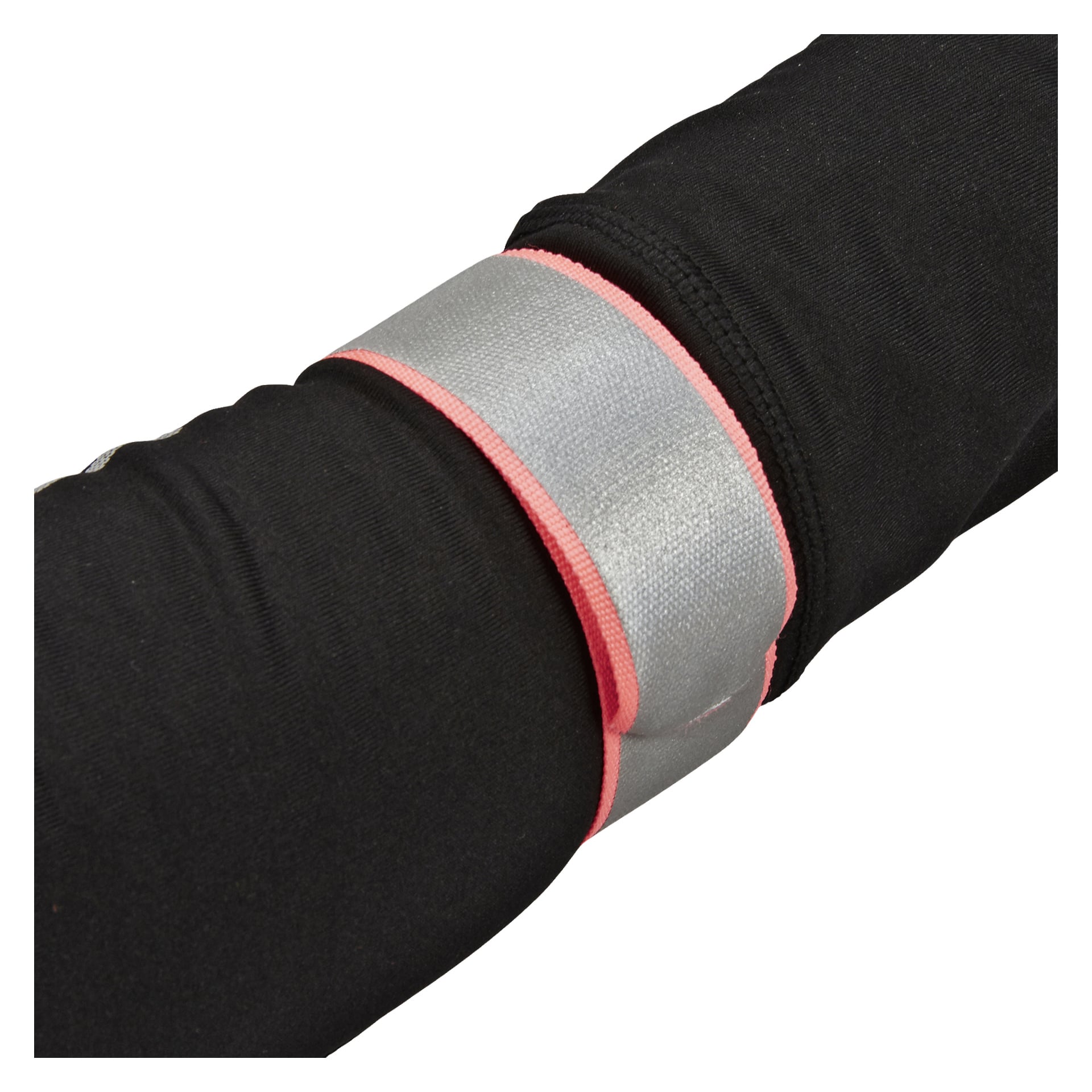 Ett paket med två Kayoba Outdoor Reflector Bands visas, vardera med en reflekterande remsa kantad i rosa, fäst runt en arm över en svart ärm.
